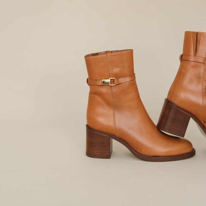 Bottines à talons et boucles  en cuir camel