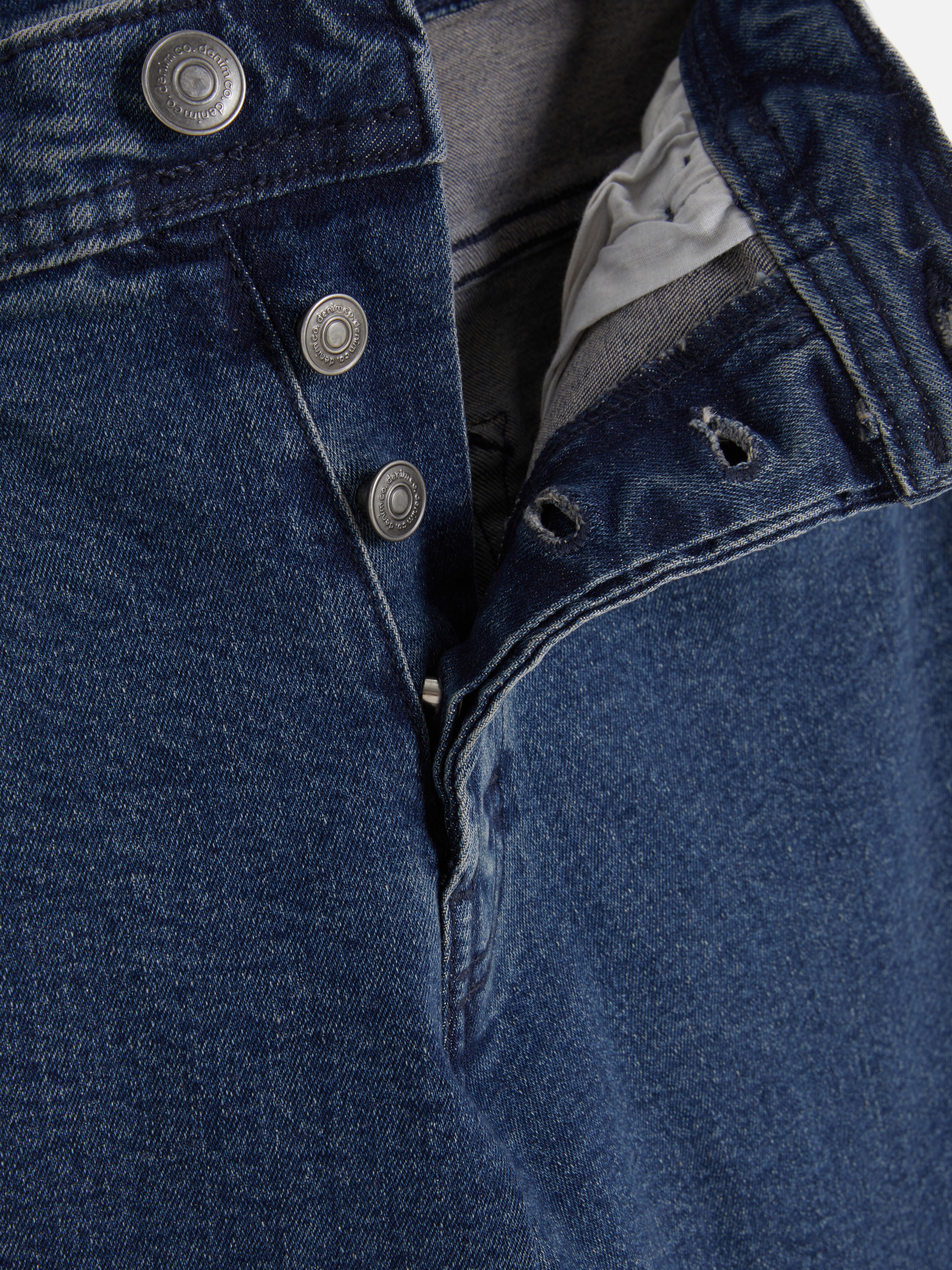 Gerade geschnittene Stretch-Jeans mit verdecktem Reißverschluss und fünf Taschen.