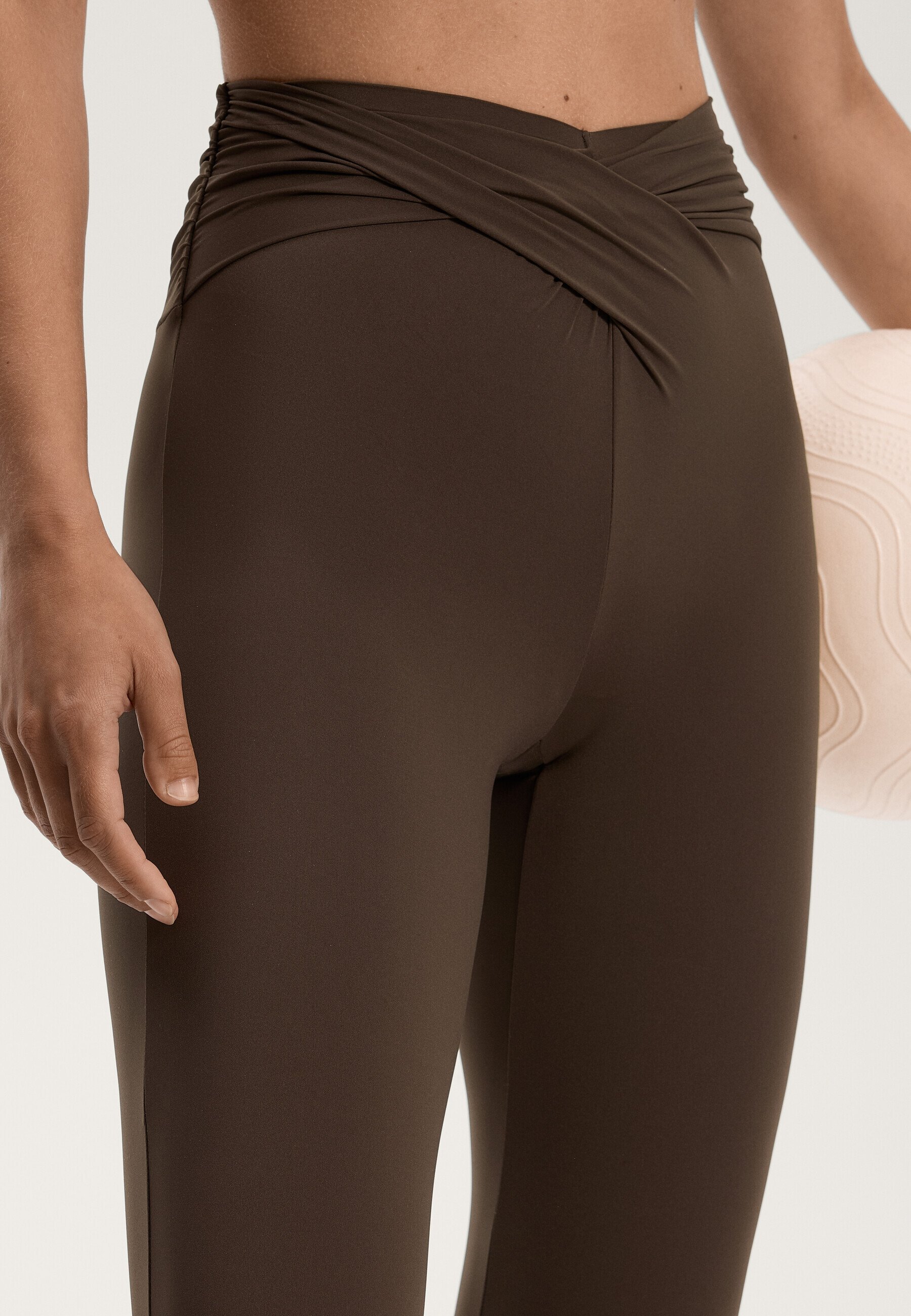 Leggings OYSHO LIGHT TOUCH com corte em V e modelagem drapeada até o tornozelo - marrom
