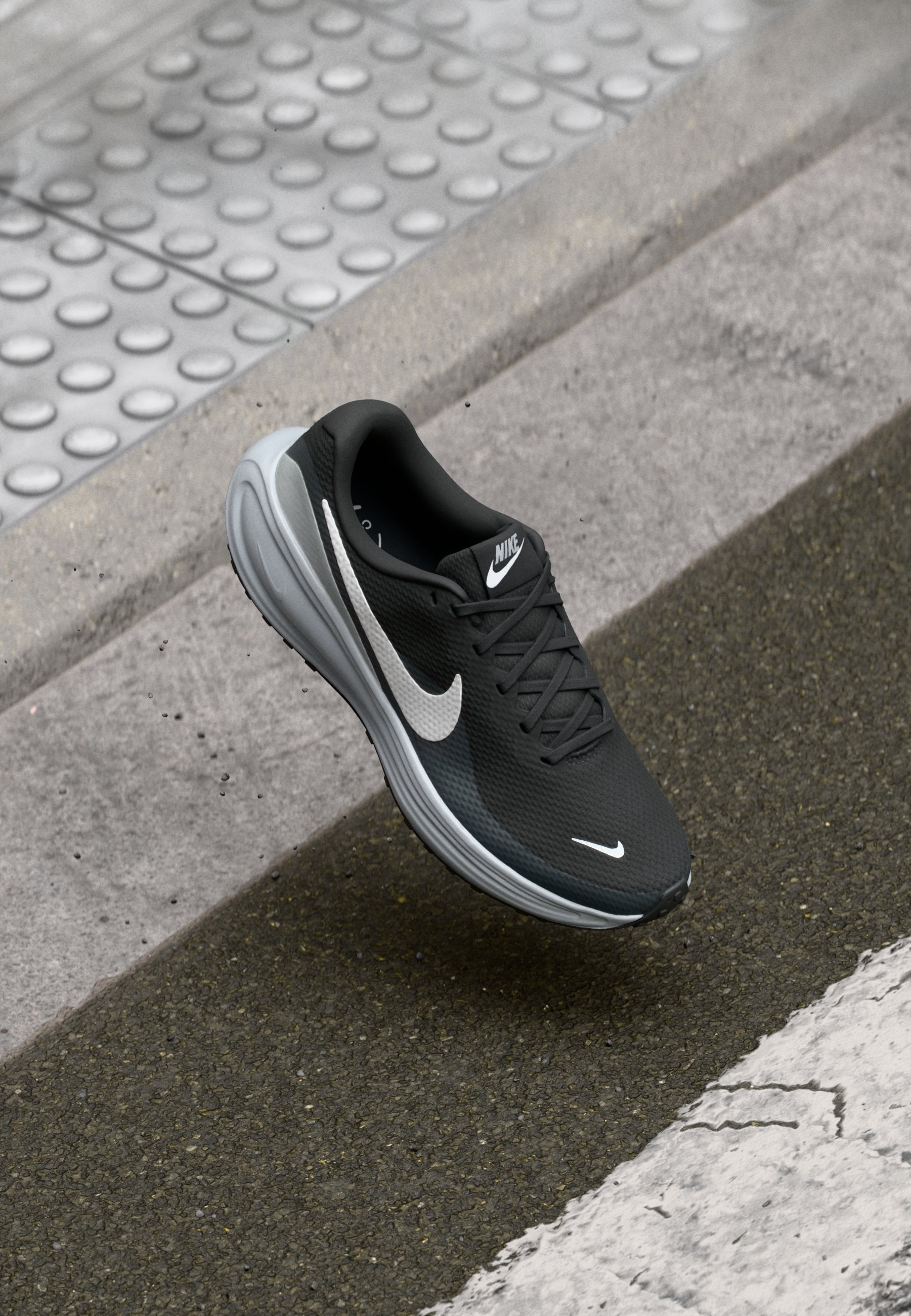 Nike Performance REVOLUTION 8 - Hardloopschoenen voor op de weg - zwart/summit wit/antraciet/licht rookgrijs