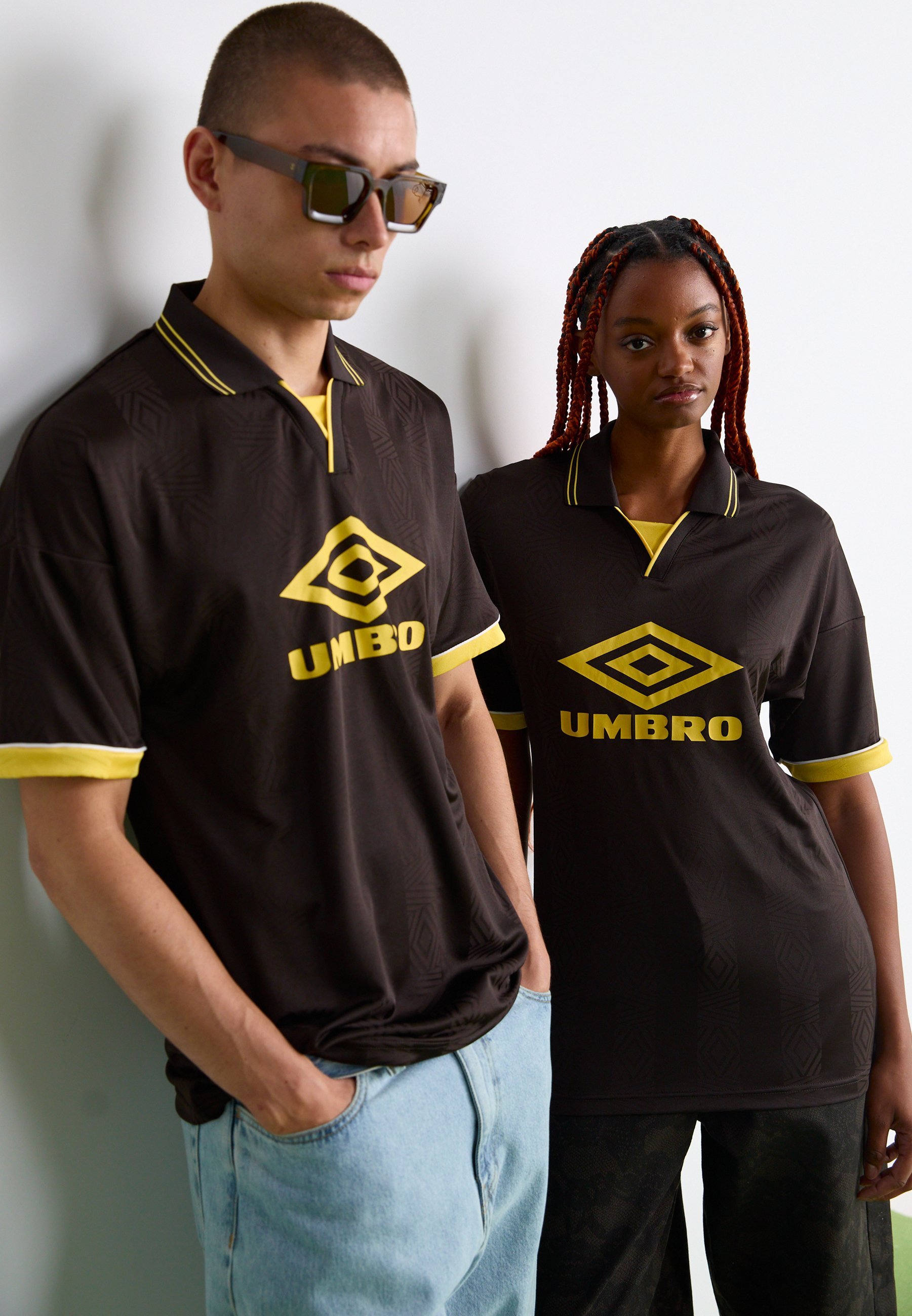 Umbro BOXY FOOTBALL UNISEX - Poloshirt - Ganache/Cremegold/Brillantweiß