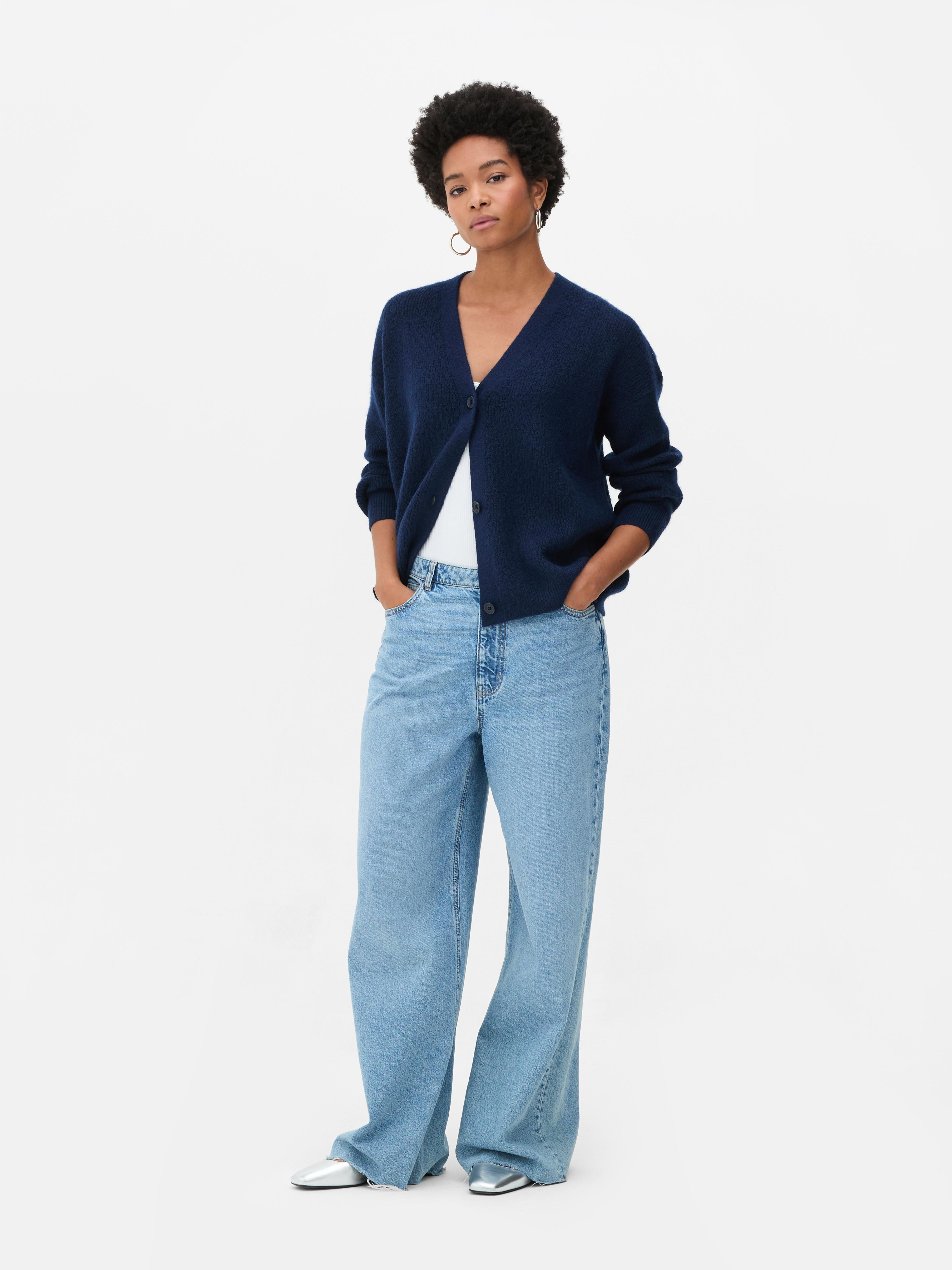 Cardigan cu decolteu în V și croială lejeră. Acest cardigan cu nasturi, croială lejeră și umeri căzuți este un clasic elegant.