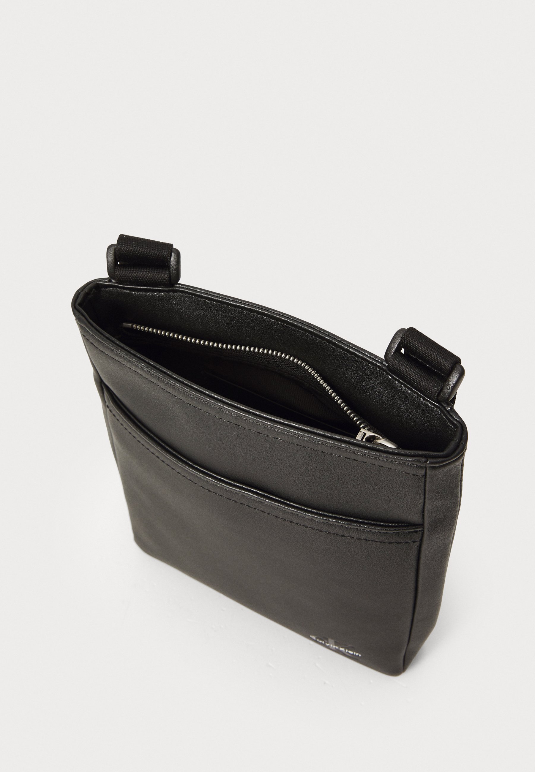 LOGO FLAT PACK - Skulderveske - blackCalvin Klein Jeans