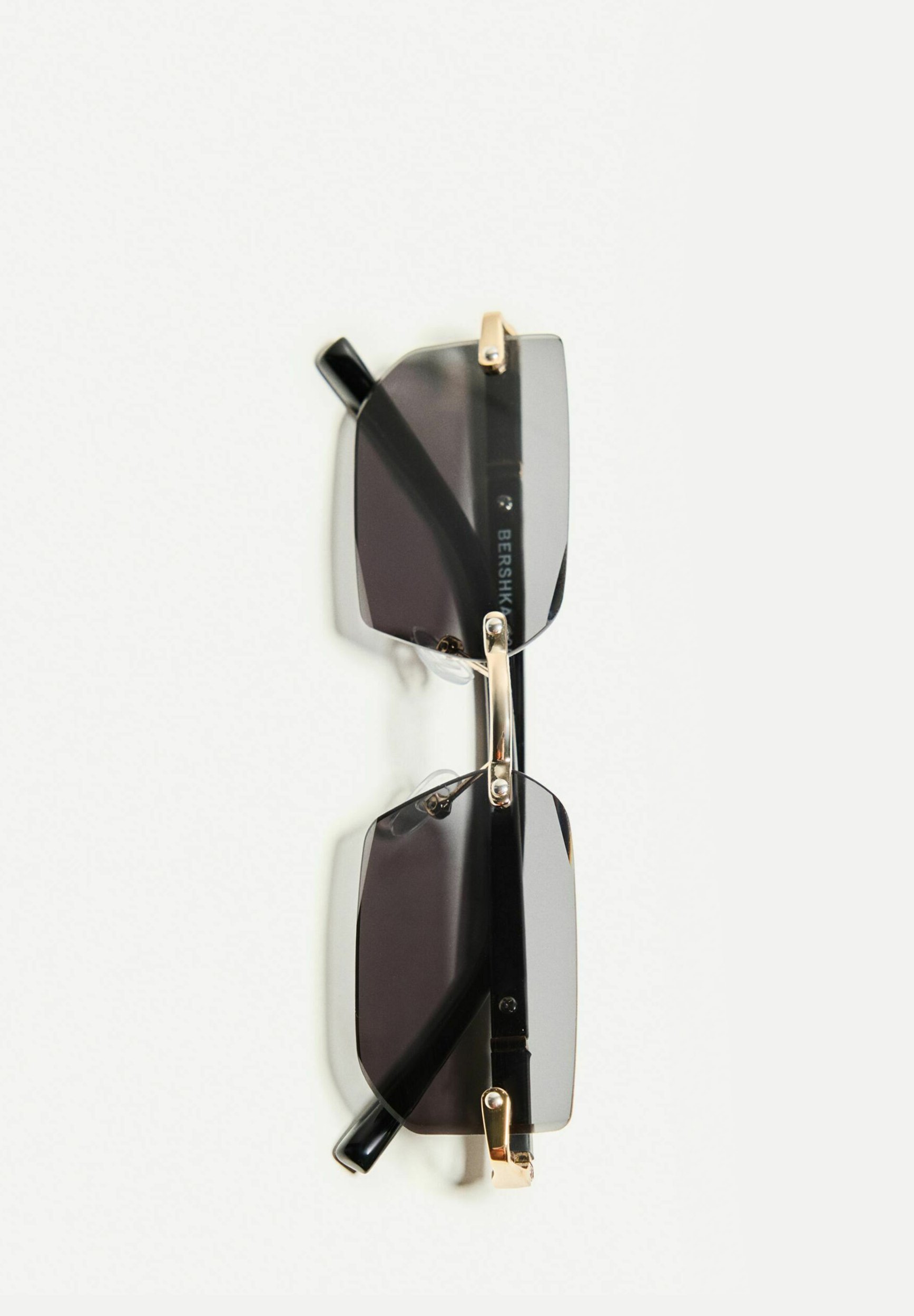 Bershka RECTANGULAR - Zonnebril - zwart