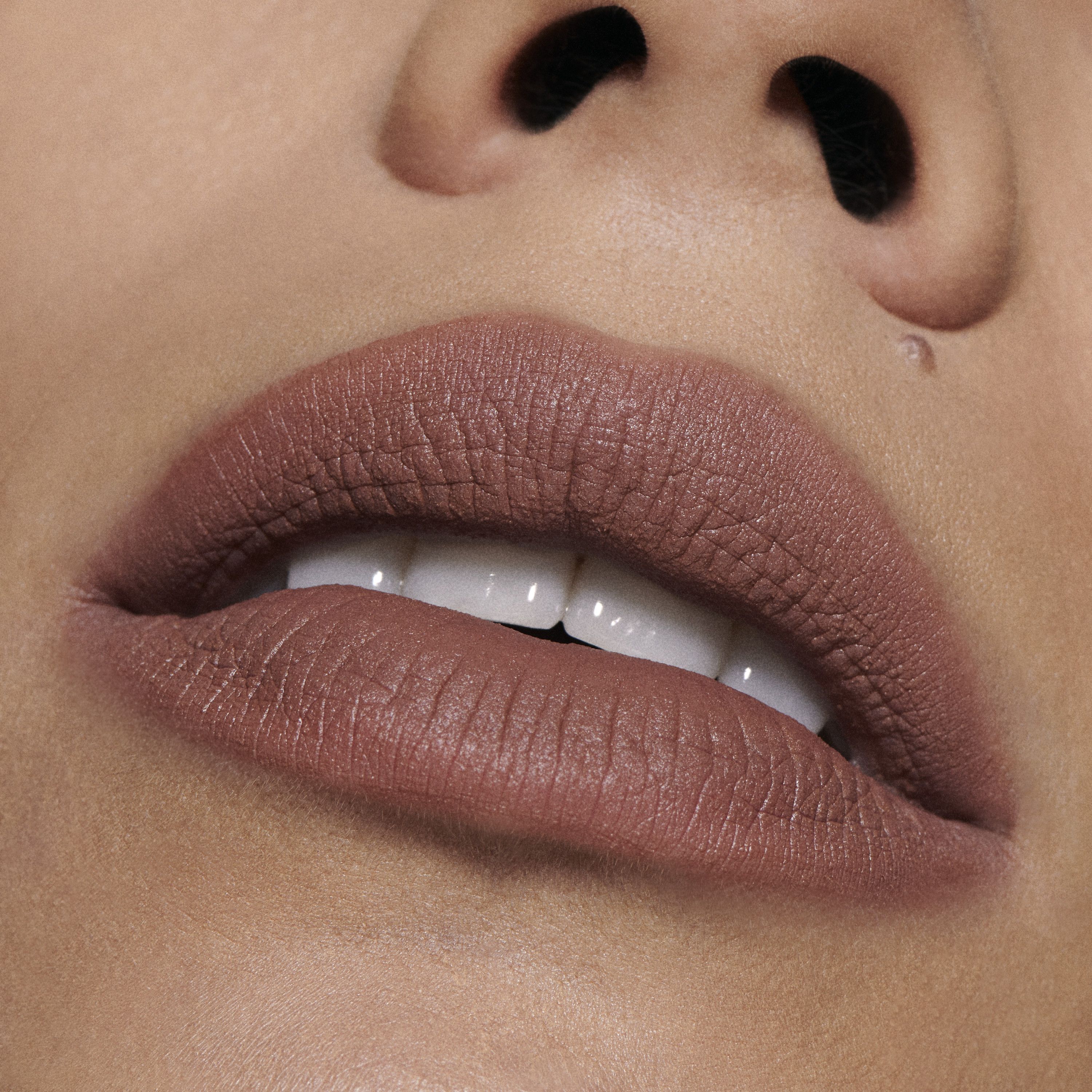 Skysti lūpų dažai „Powder Kiss“ nuogo atspalvio Prabangūs skysti lūpų dažai