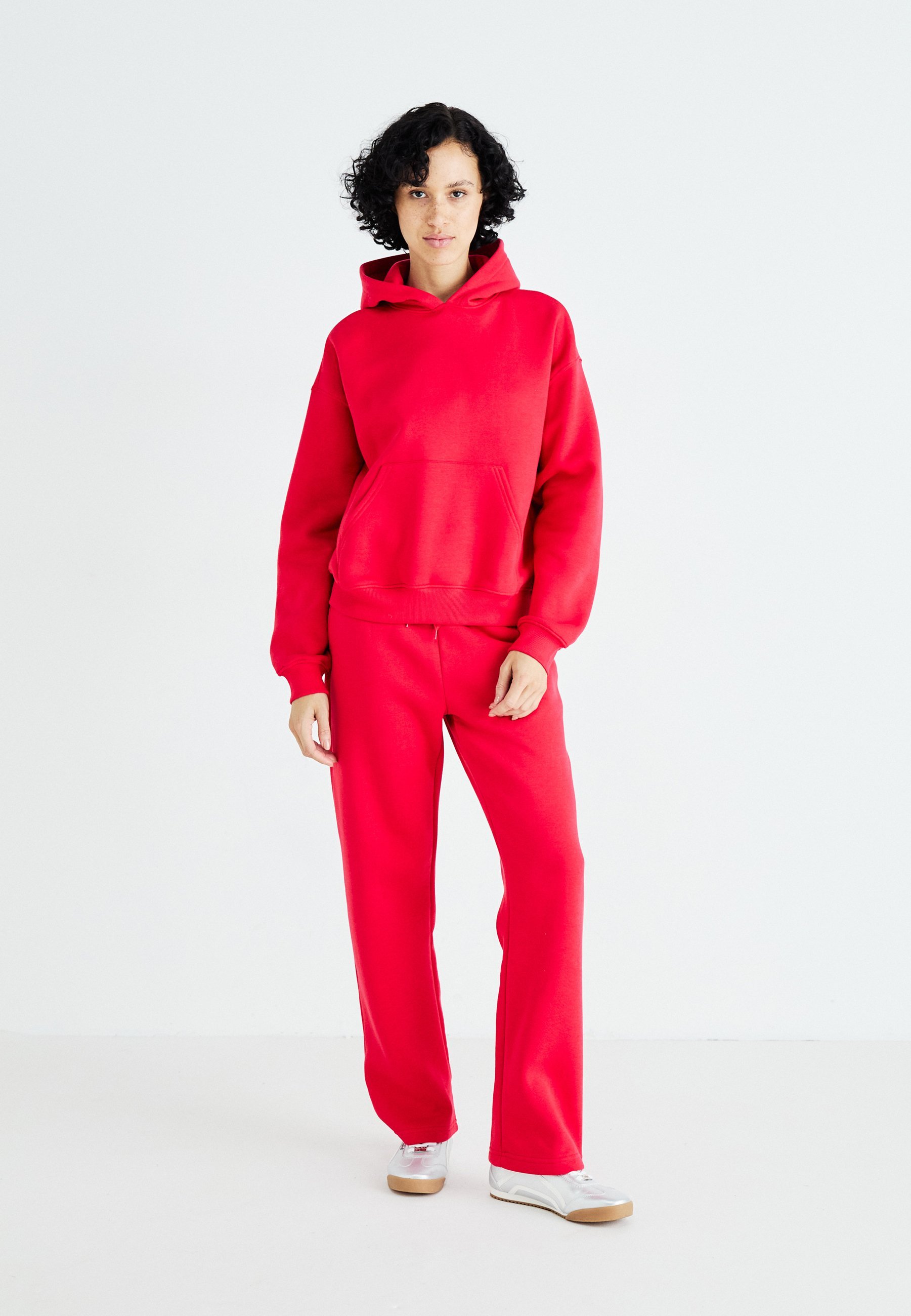 Sweat à capuche Gina Tricot BASIC ORIGINAL - Rouge à lèvres