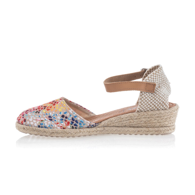 Alpargatas multicolores para mujer con suela de cuerda.