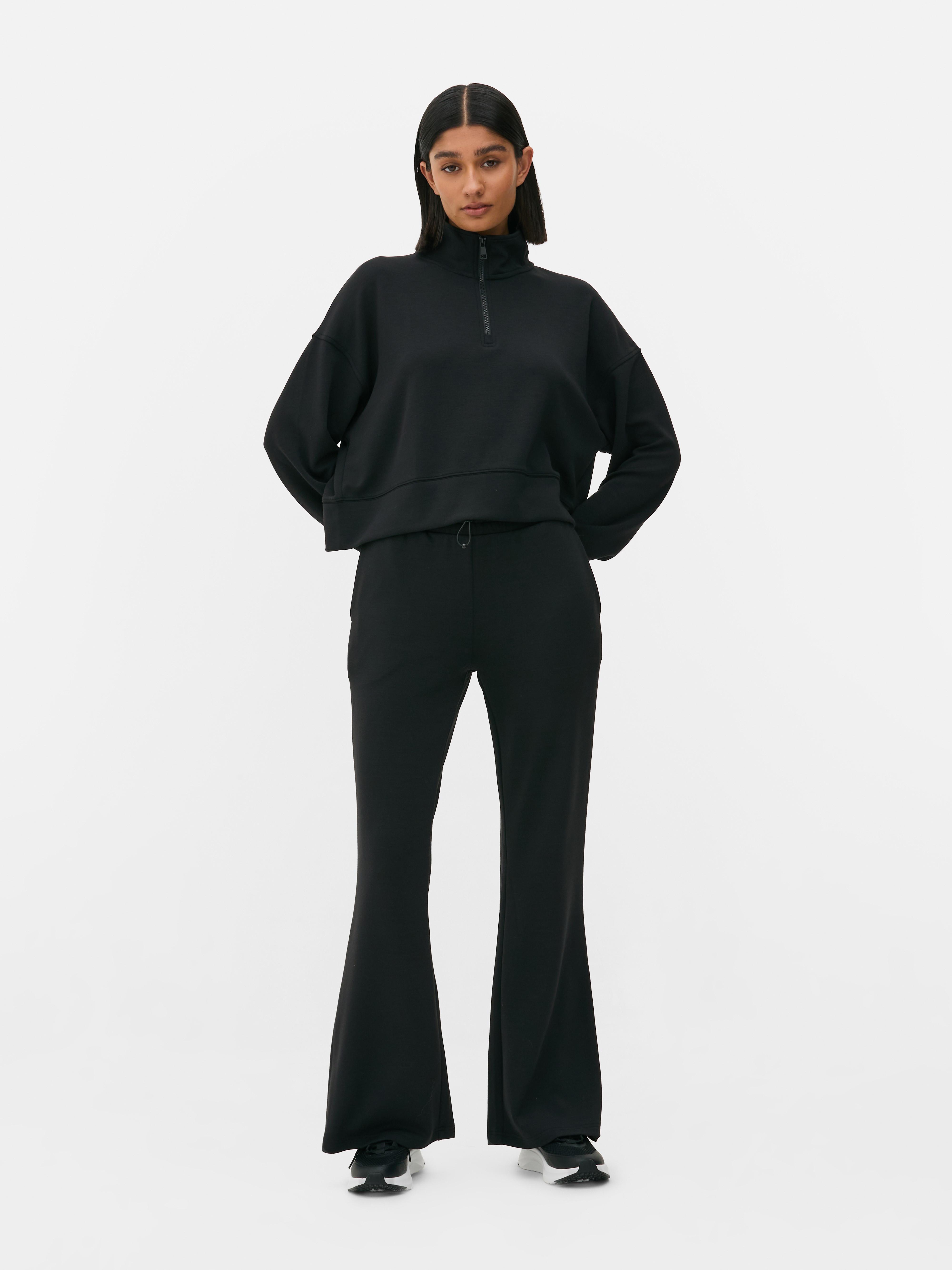 Pantaloni de trening moi, cu croială largă, cu talie reglabilă și închidere tip șnur