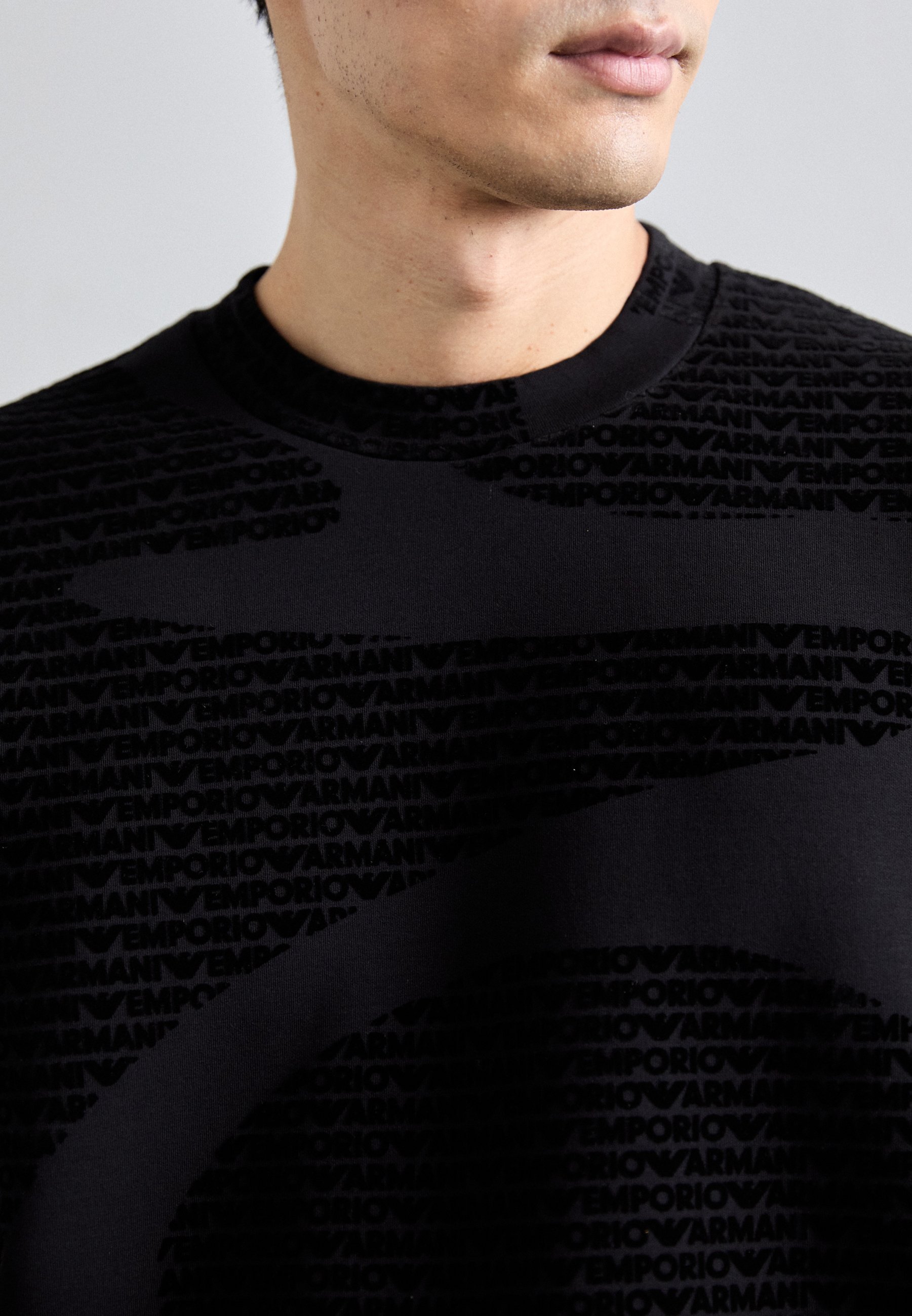 Felpa Emporio Armani - nera elegante