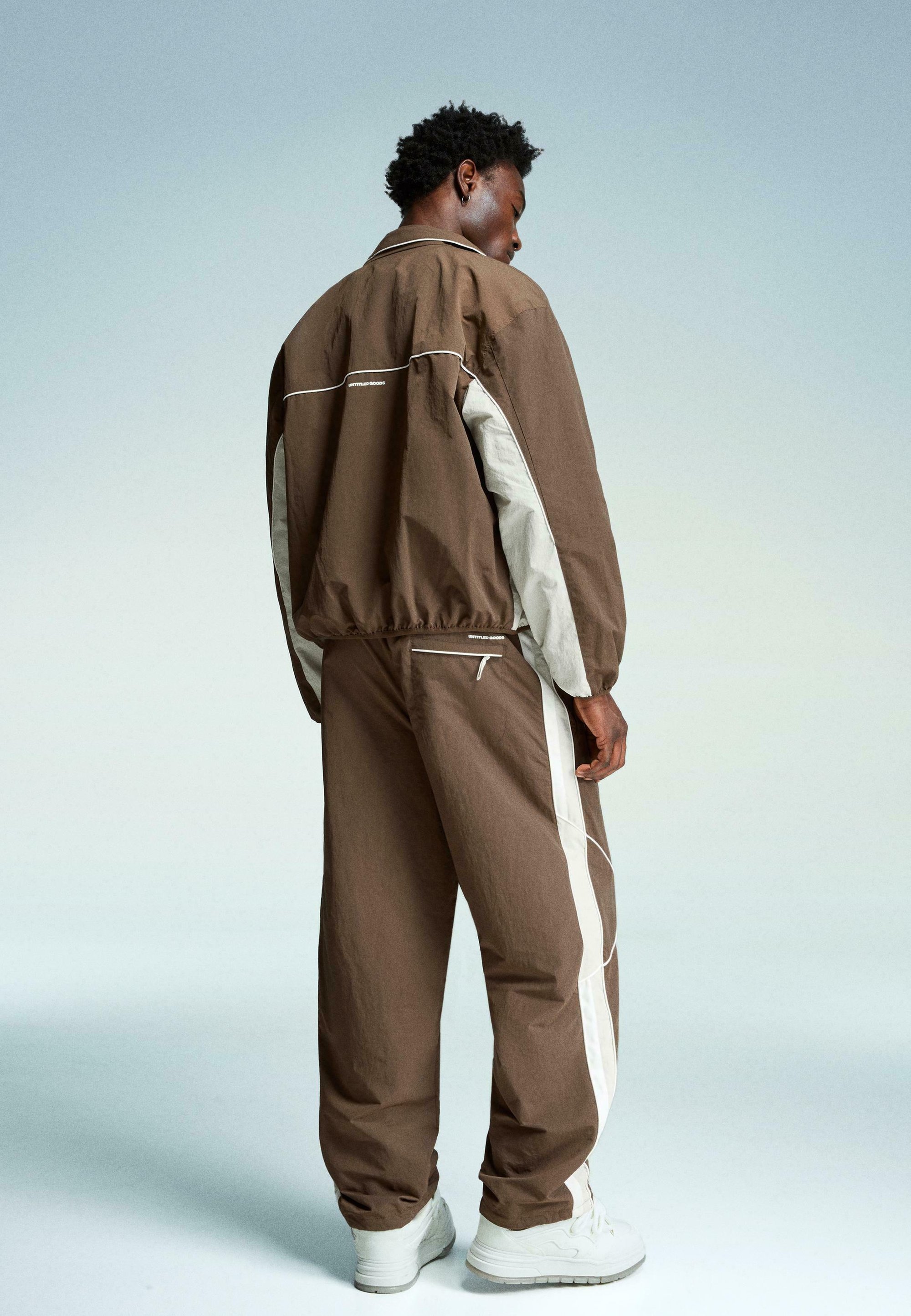 Bershka SUPER BAGGY - Jogginghose - Dunkelbraun