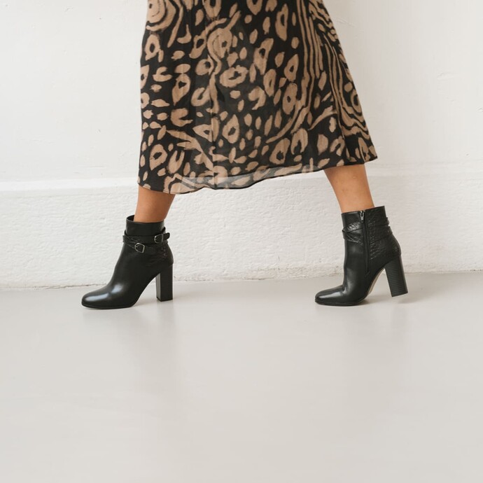 Bottines à talons et boucles  en cuir et croco noir