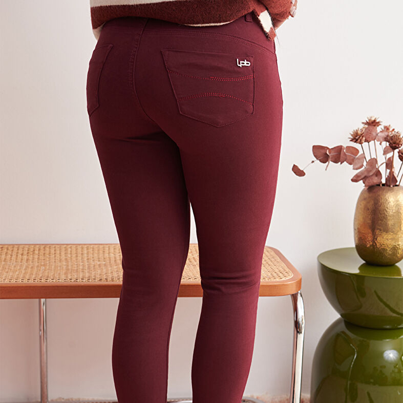 Burgunderfargede jeans til dame