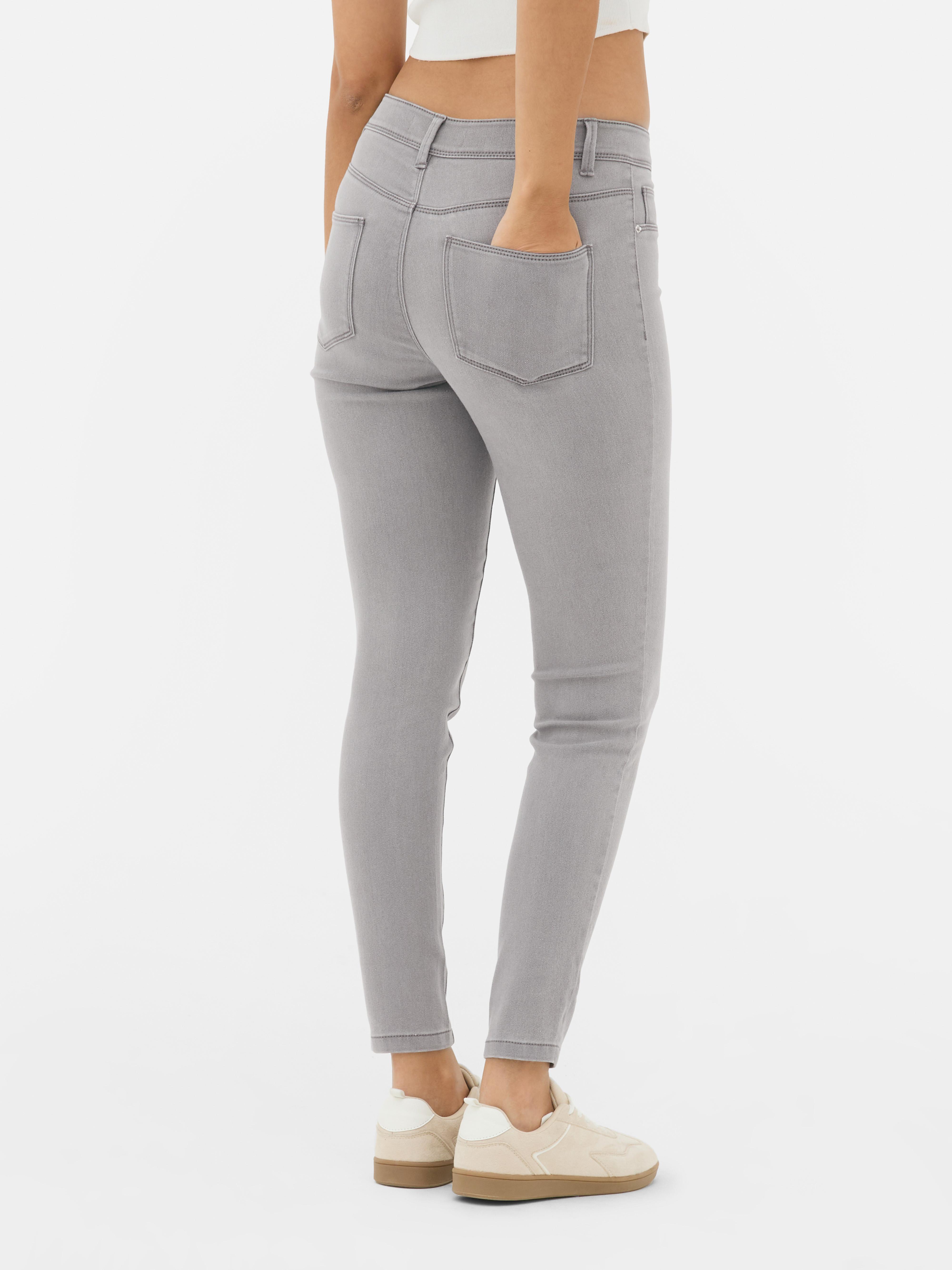 Blugi skinny simpli cu talie medie. Blugii sunt un must-have, iar noi adorăm acest stil mulat.