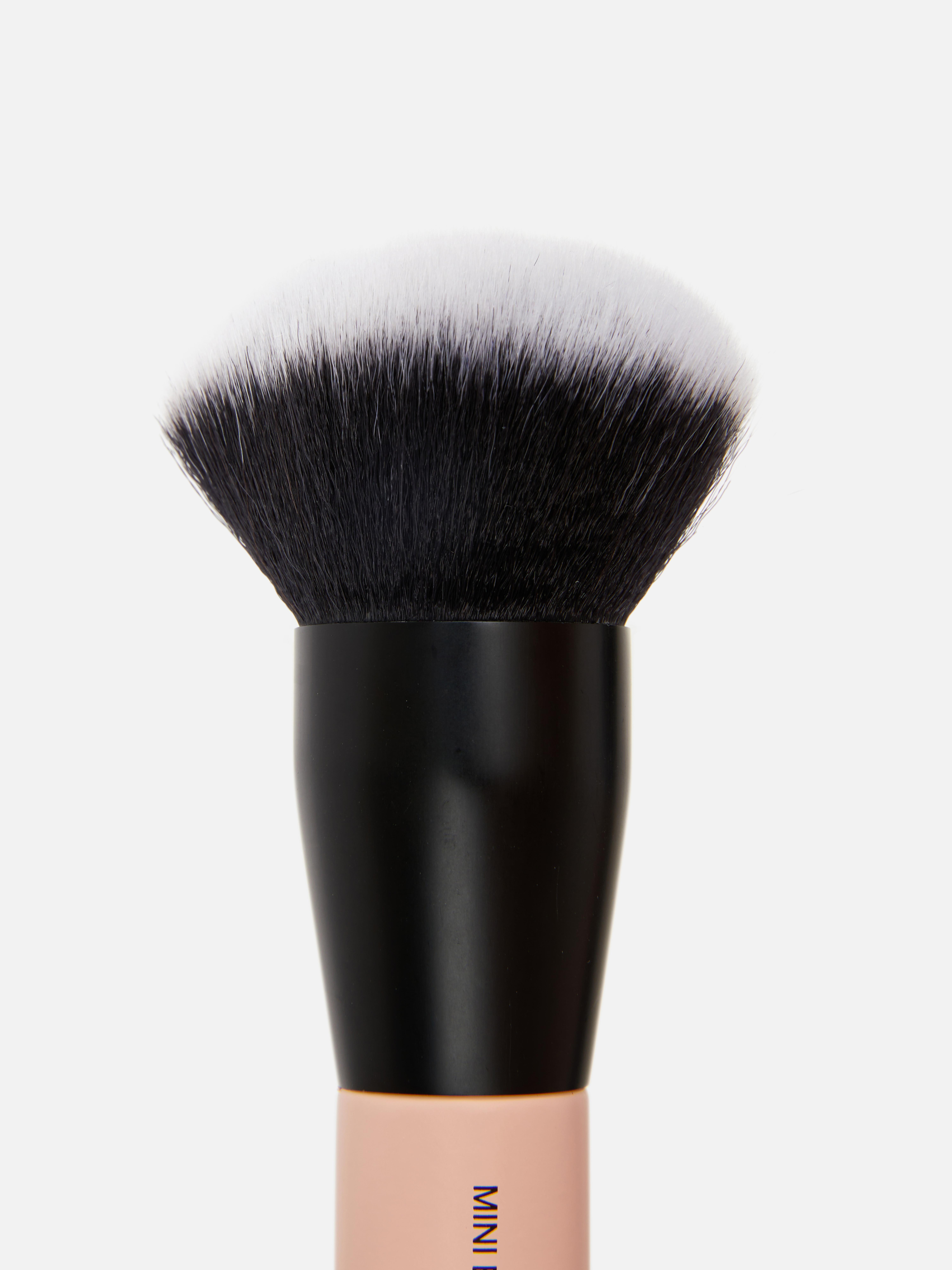 PS... Pensulă mini pentru bronz O pensulă mică și pufoasă pentru bronz, într-un format practic pentru călătorii