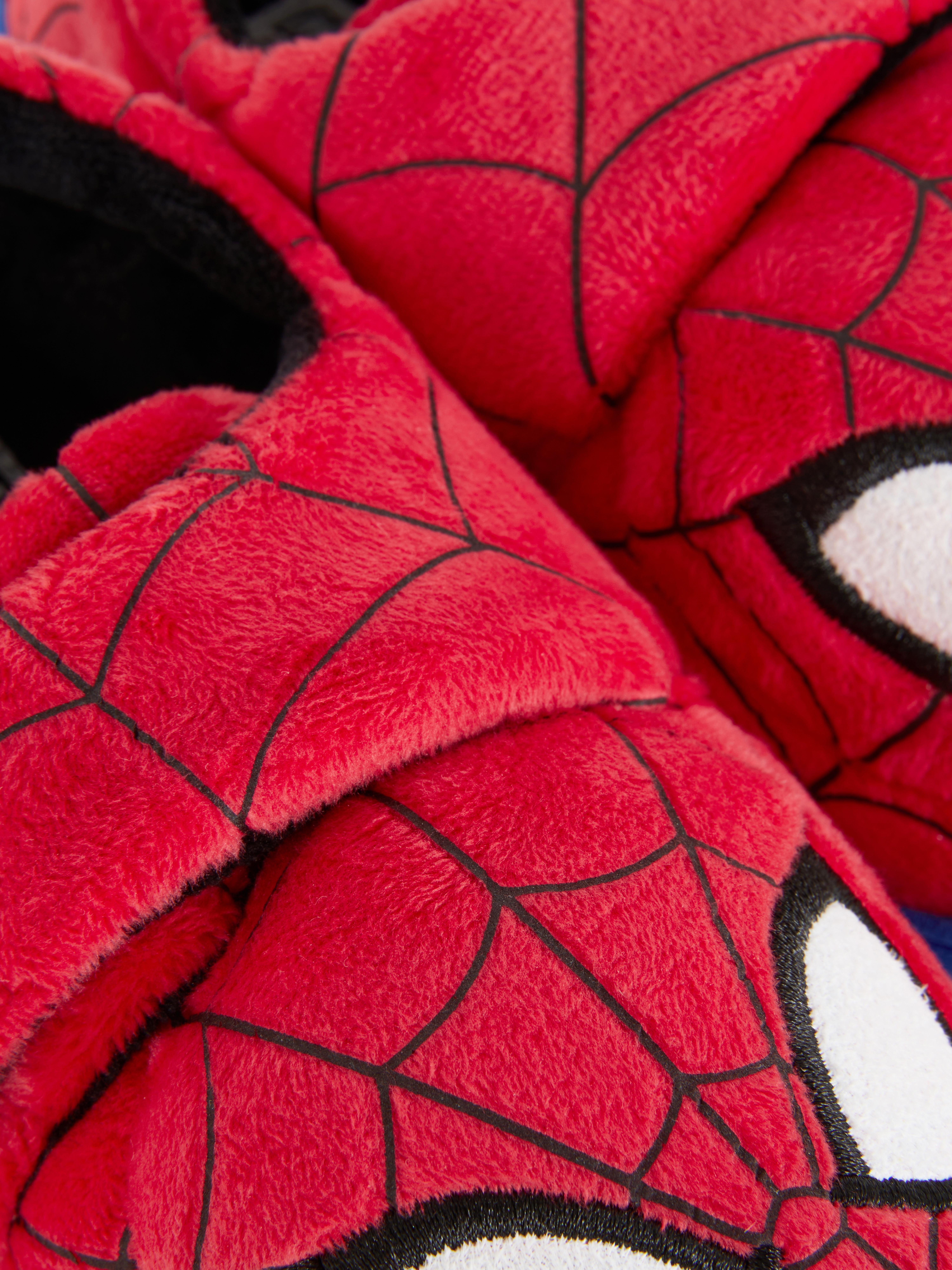 Papuci MARVEL Spider-Man cu talpă tip cupă. Acești papuci Marvel au baretă cu închidere automată și detalii brodate cu Spider-Man.