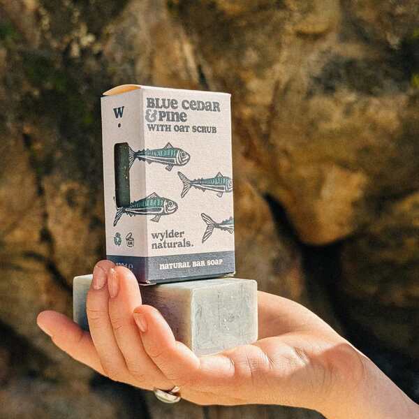 Jabón de cedro azul y pino con avena de Wylder Naturals, 120 g