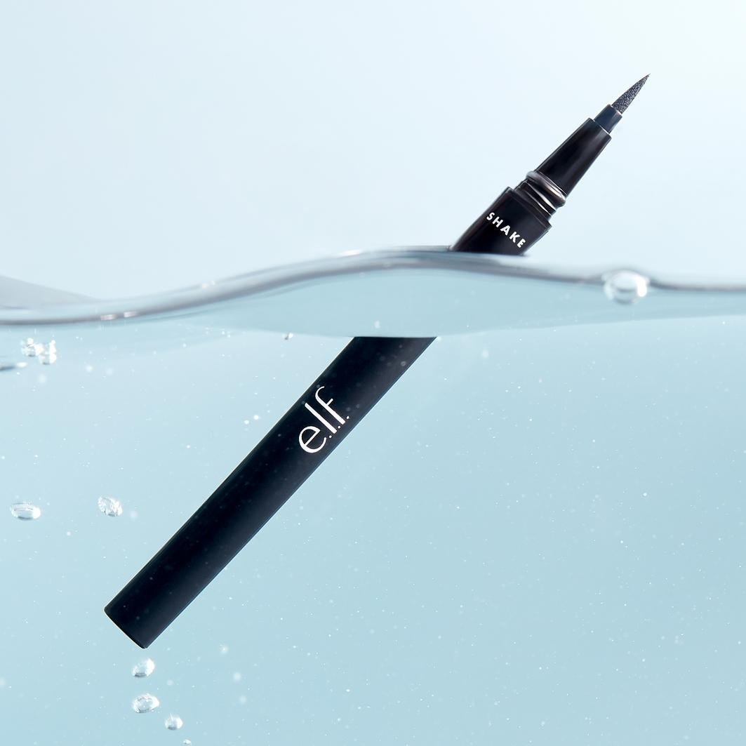 Očná linka v pere elf Cosmetics Eyeliner Intense H2O Proof - 0,7 ml