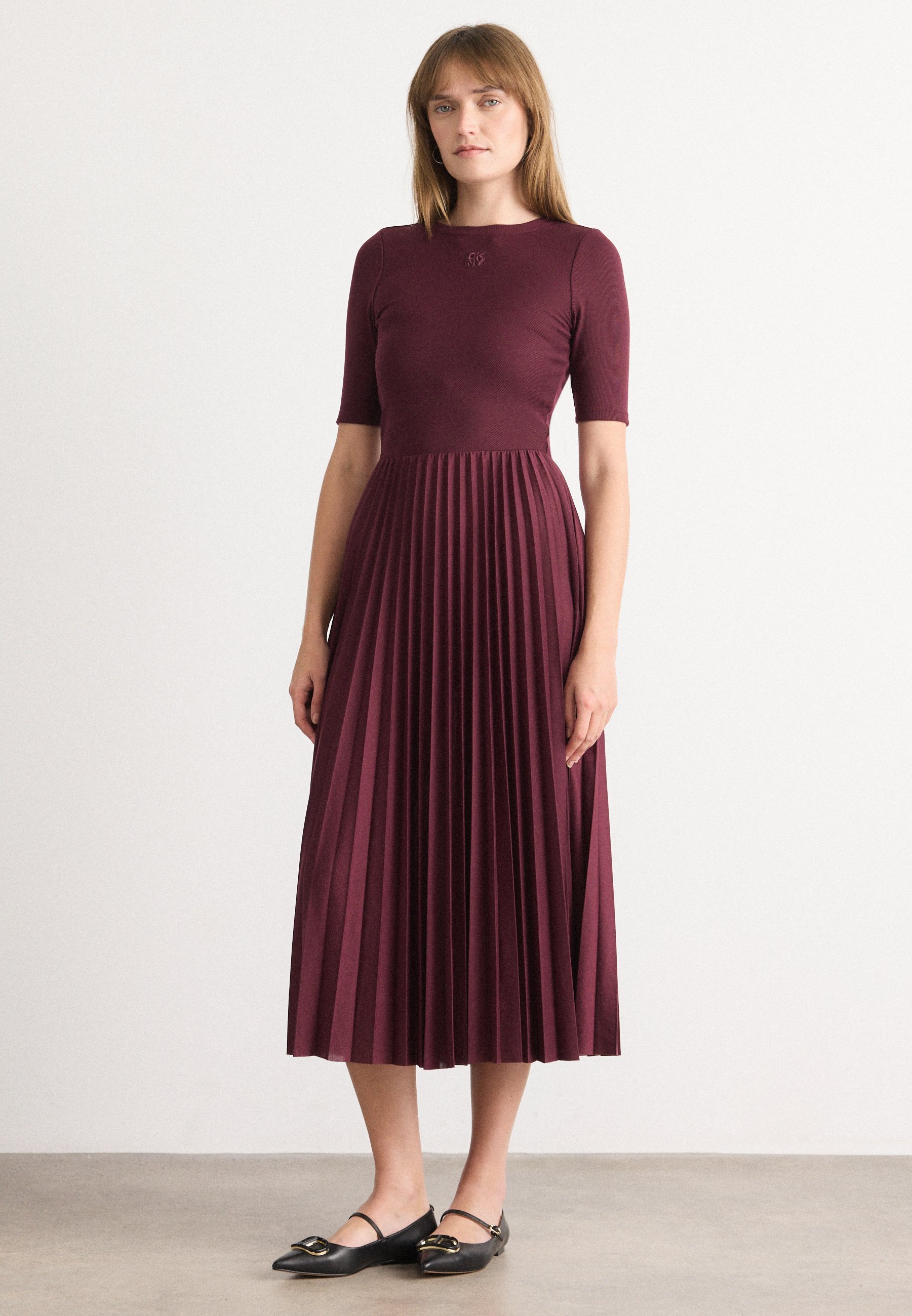 Vestido regata plissado com mangas de bailarina da DKNY - Vestido para o dia a dia - cor syrah