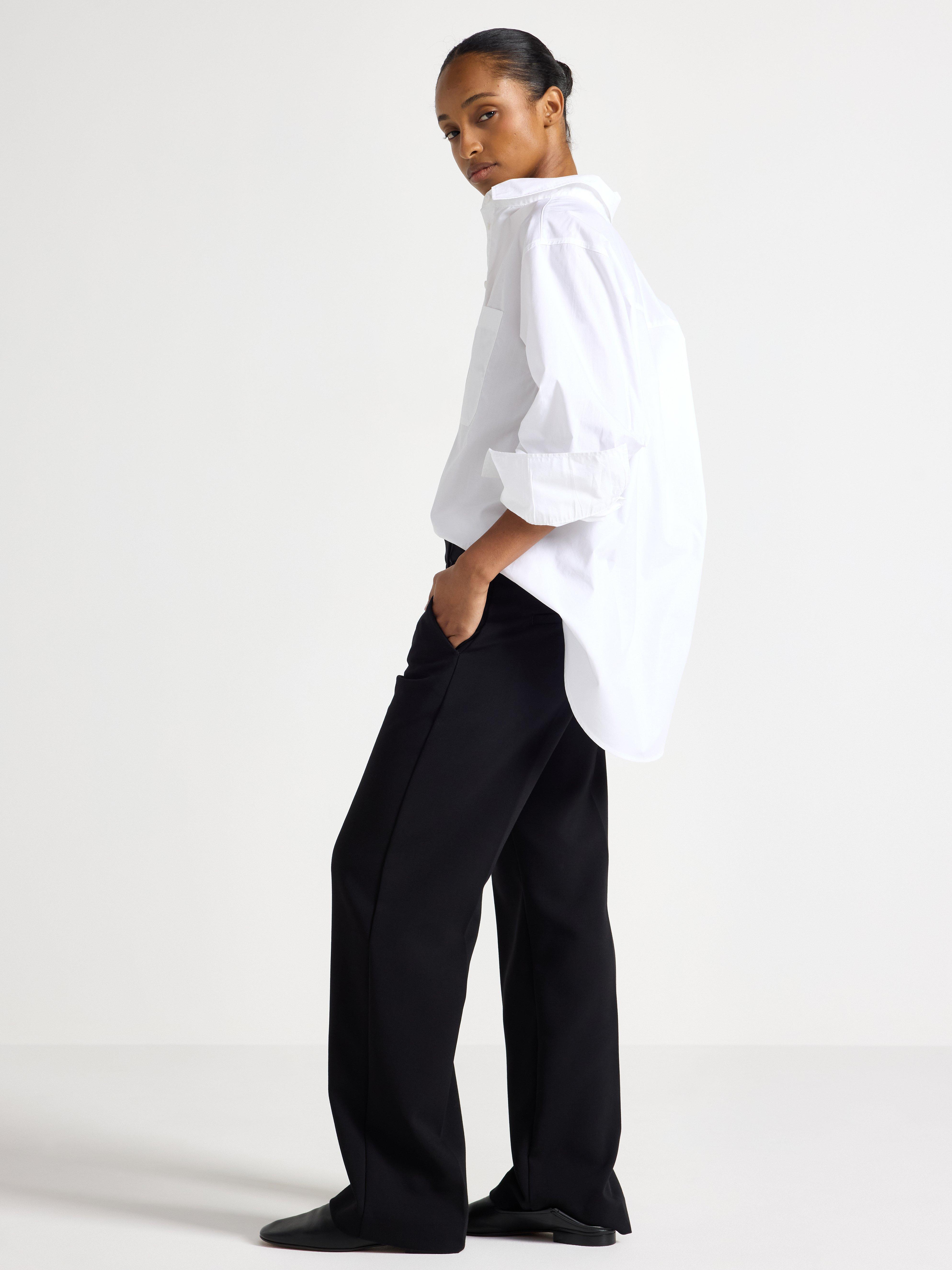 Pantalones rectos NOOR con perneras más cortas, color negro.