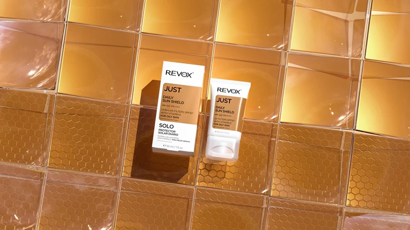 Revox B77 JUST Daily Sun Shield aizsargkrēms taukainai un kombinētai ādai ar SPF 50+