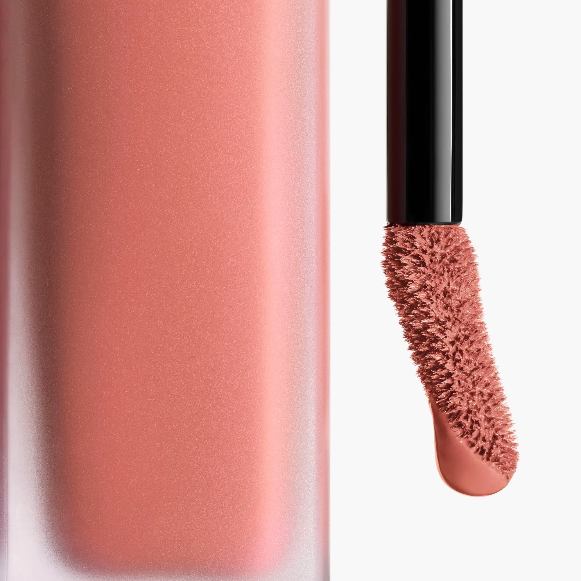 ROUGE ALLURE LIQUID VELVET - IL ROSSETTO FLUIDO OPACO INTENSO ULTRA-TENUTA