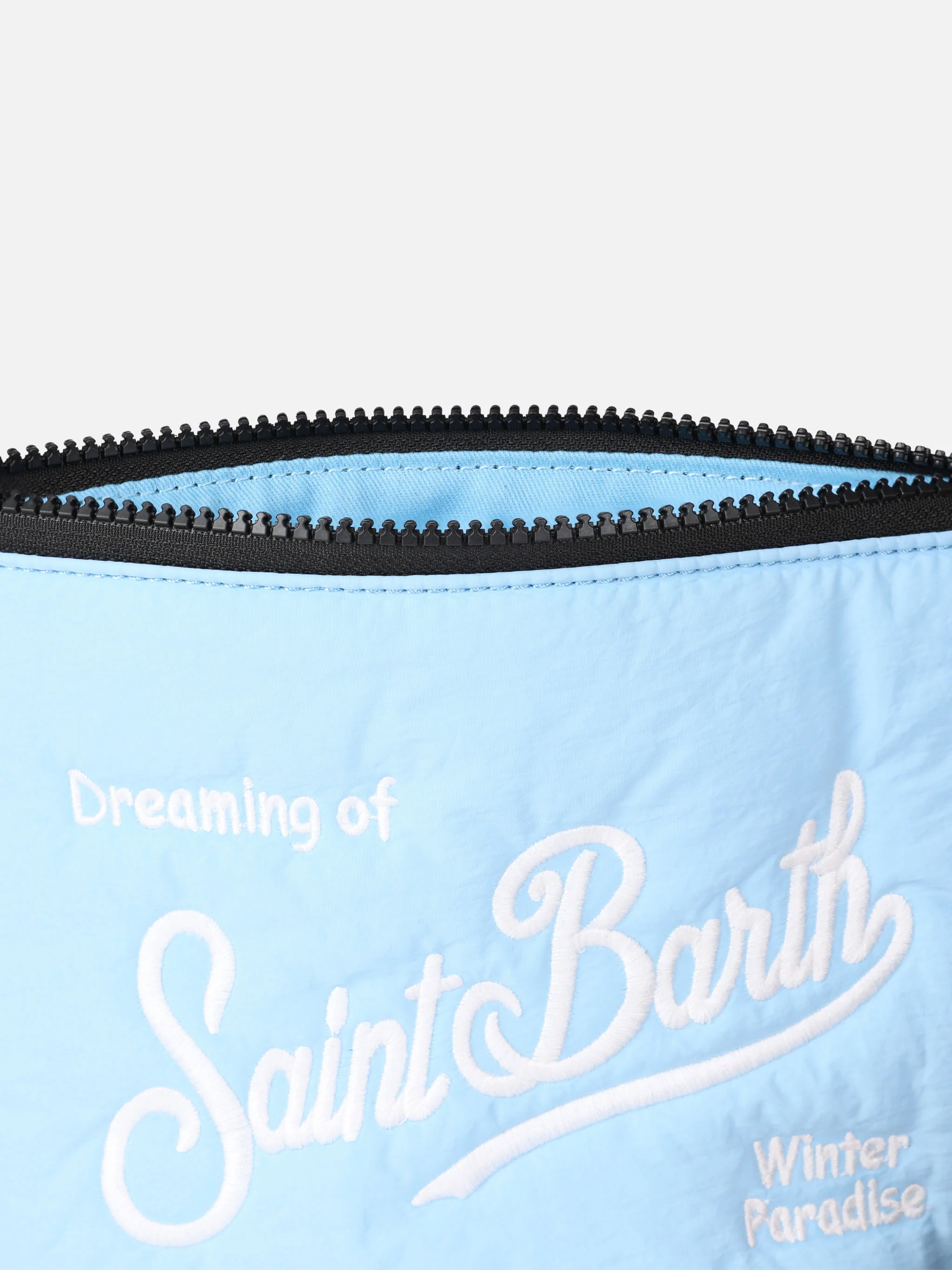 Bolsa clutch acolchoada Aline azul claro com bordado do logotipo