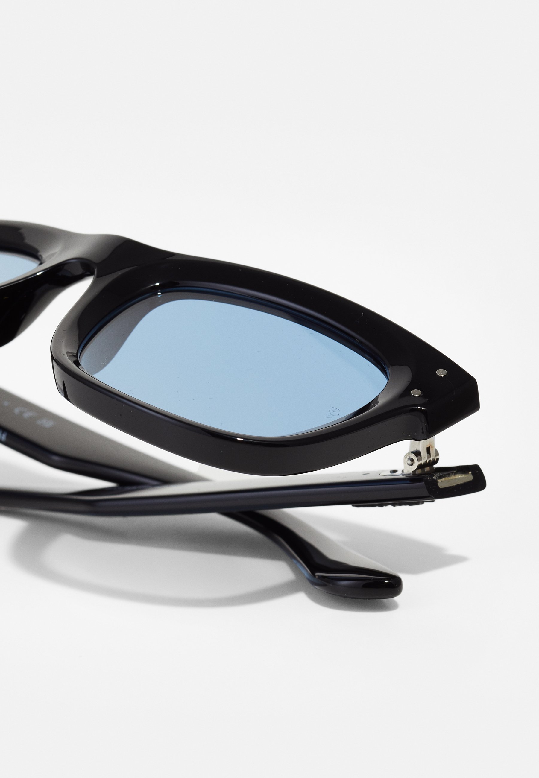 Ray-Ban Wayfarer Reverse Unisex Sonnenbrille – Schwarz/Hellblau