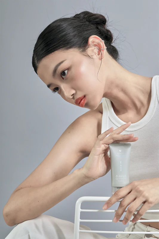 Protetor solar facial diário Mizon Inout, fluido ultraleve com efeito calmante.