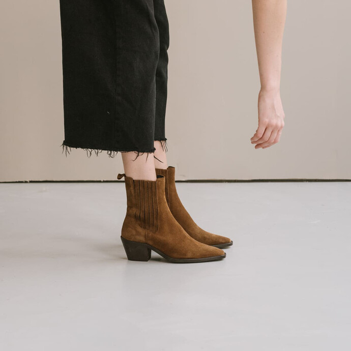 Bottines à talons et fronces  en croute marron