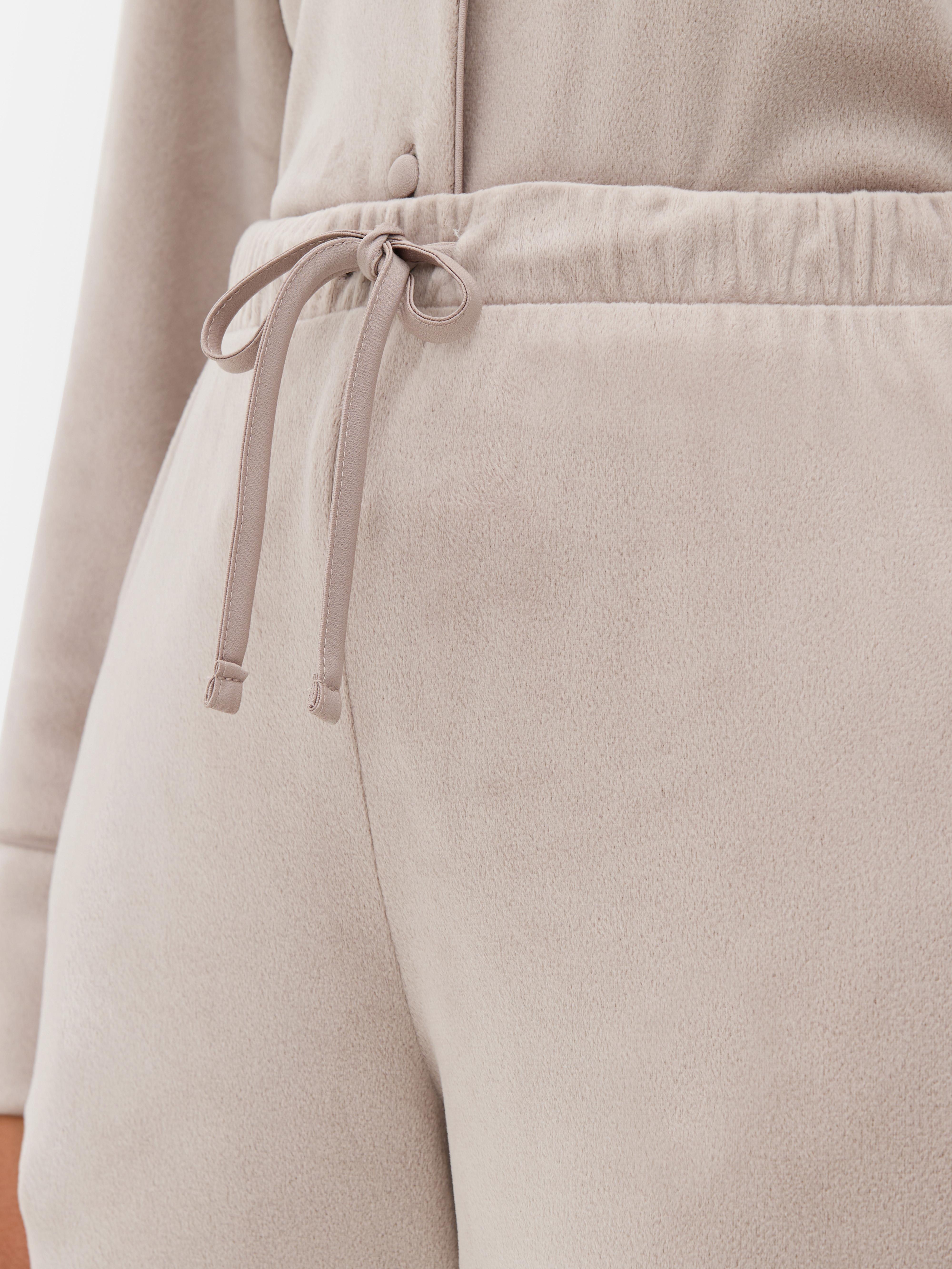 Pantaloni de pijama cu croială largă din fleece minky. Dormiți în lux în acești pantaloni de pijama cu croială largă din fleece minky moale.