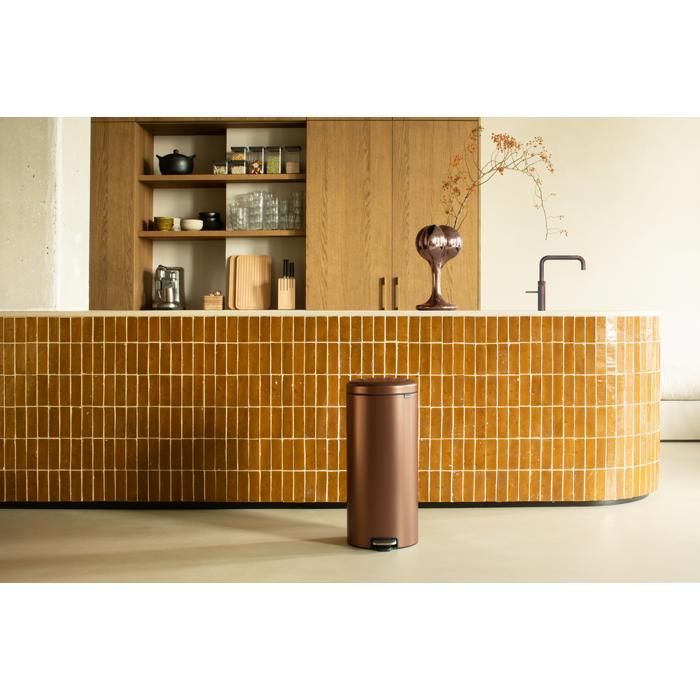 Cubo de basura con pedal Brabantia NewIcon, 30 litros, cierre suave, cubo de plástico - Bronce cálido