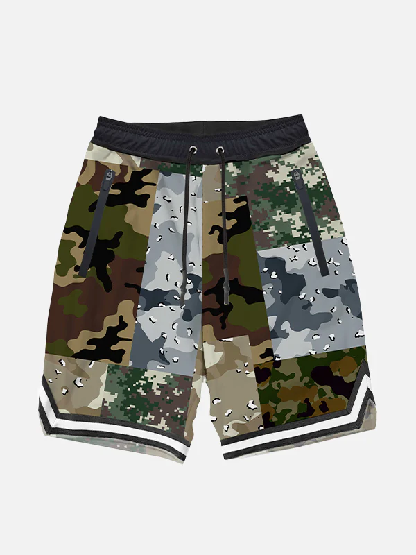Traje de baño largo para niño con estampado de camuflaje.