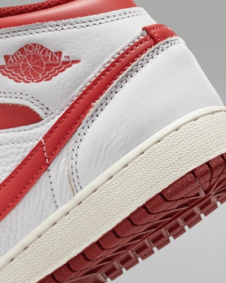 Air Jordan 1 Mid SE Older Kids' Shoes