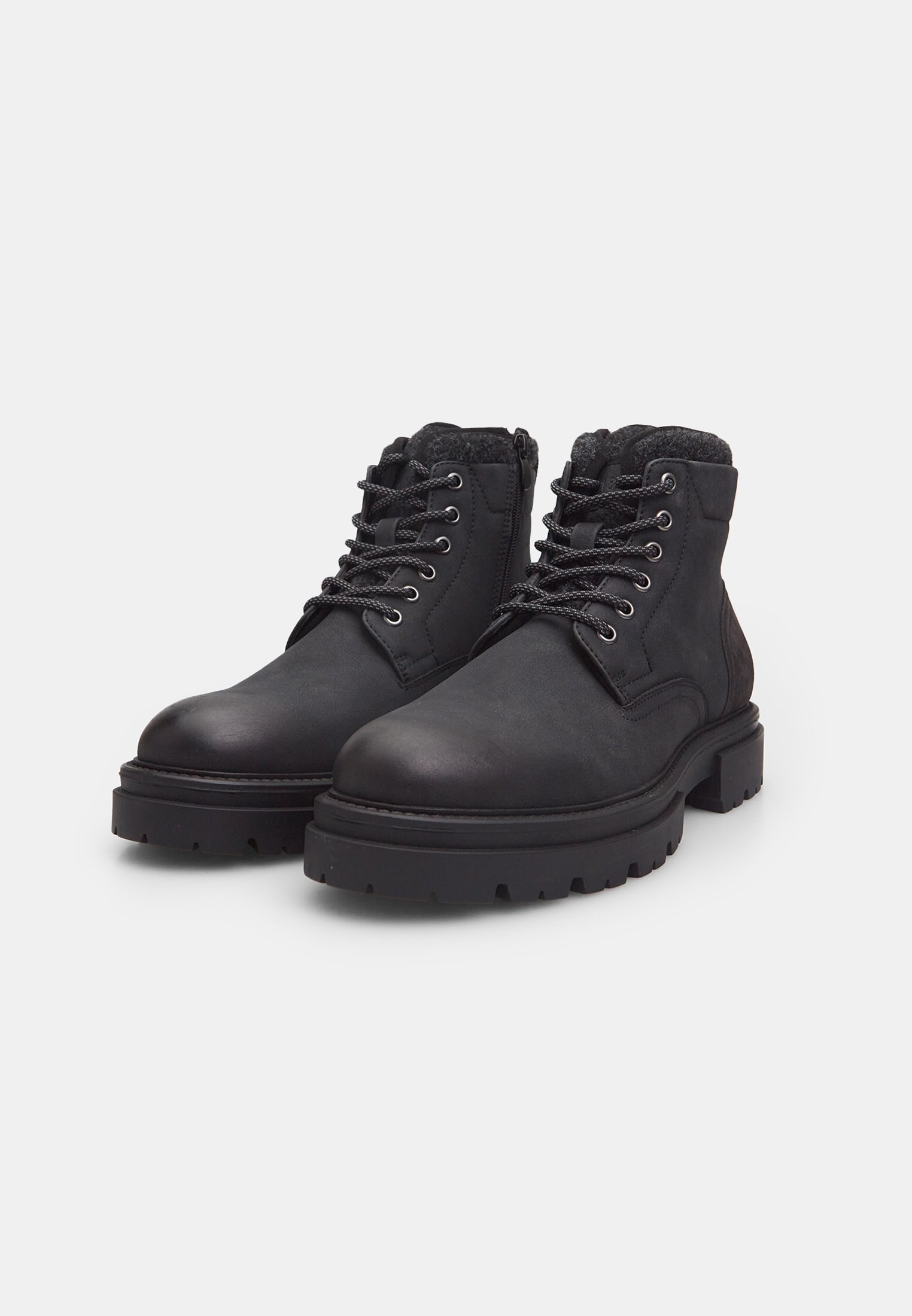 Stivaletti stringati Bata - nero