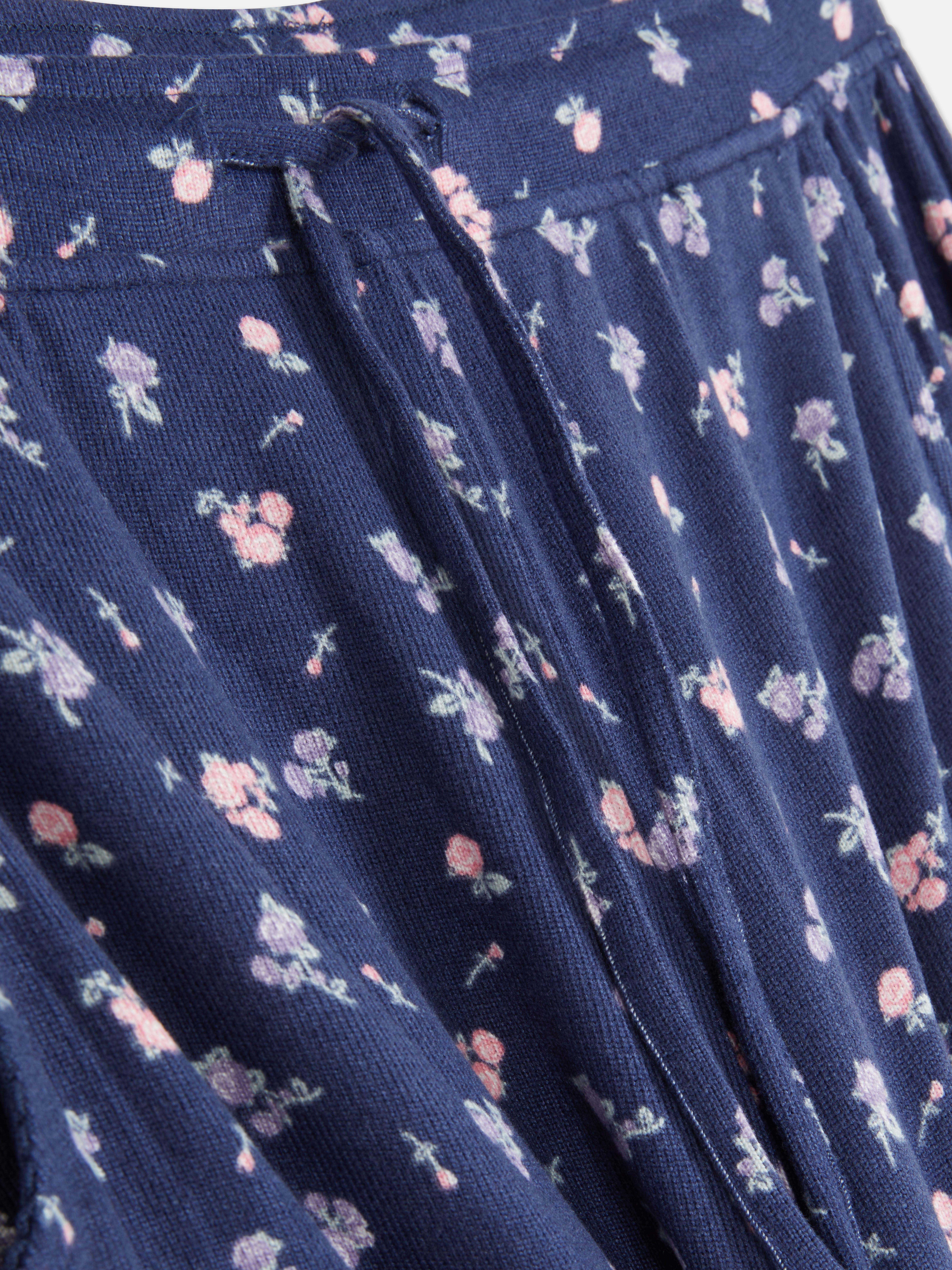 Pantaloni de pijama tricotați cu flori. Pantaloni de pijama cu model floral, șnur în talie și buzunare laterale.