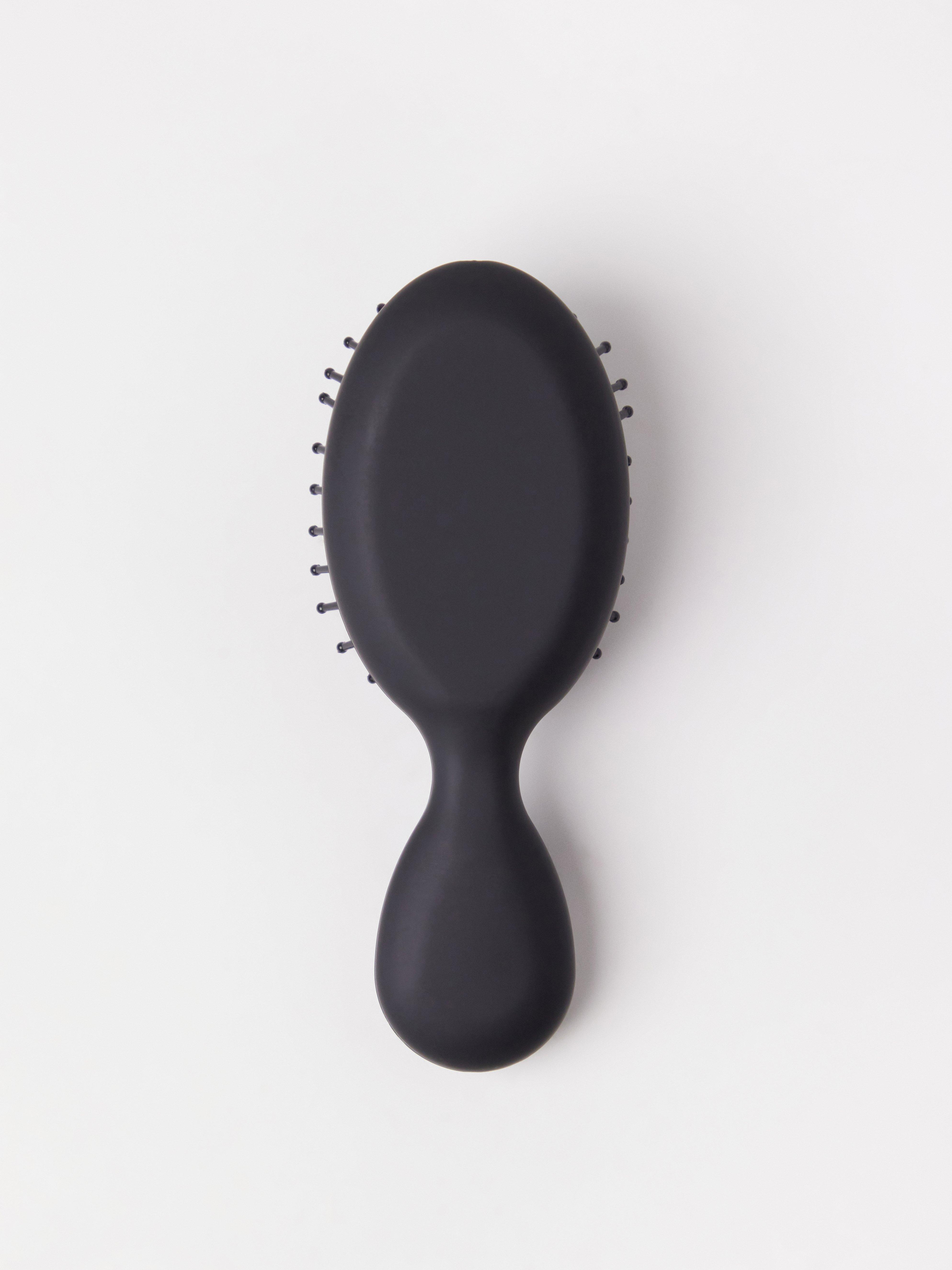Cepillo pequeño para el cabello negro