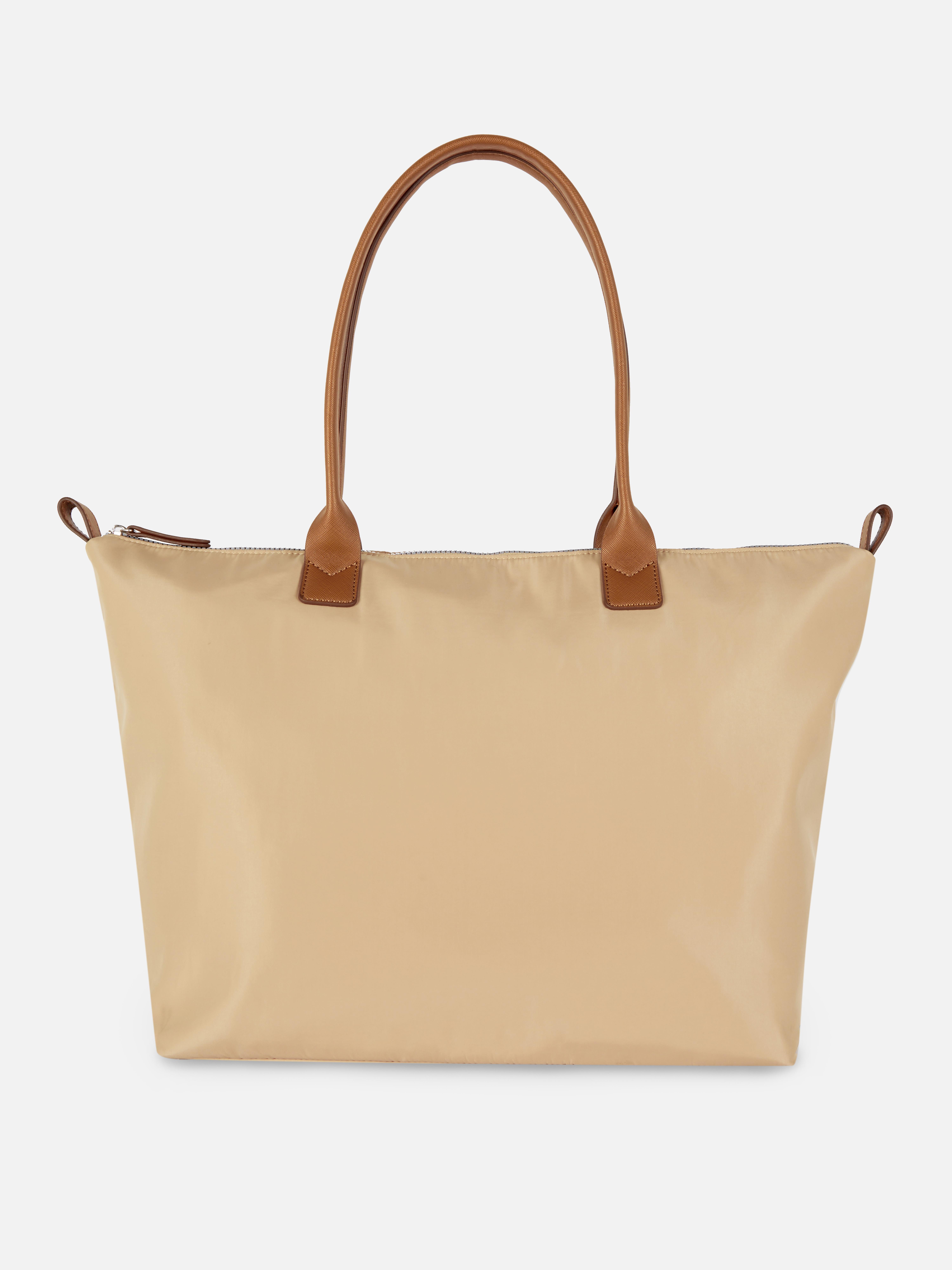 Geantă de umăr tip shopper mare. Această geantă este suficient de mare pentru toate lucrurile esențiale și este un accesoriu indispensabil.