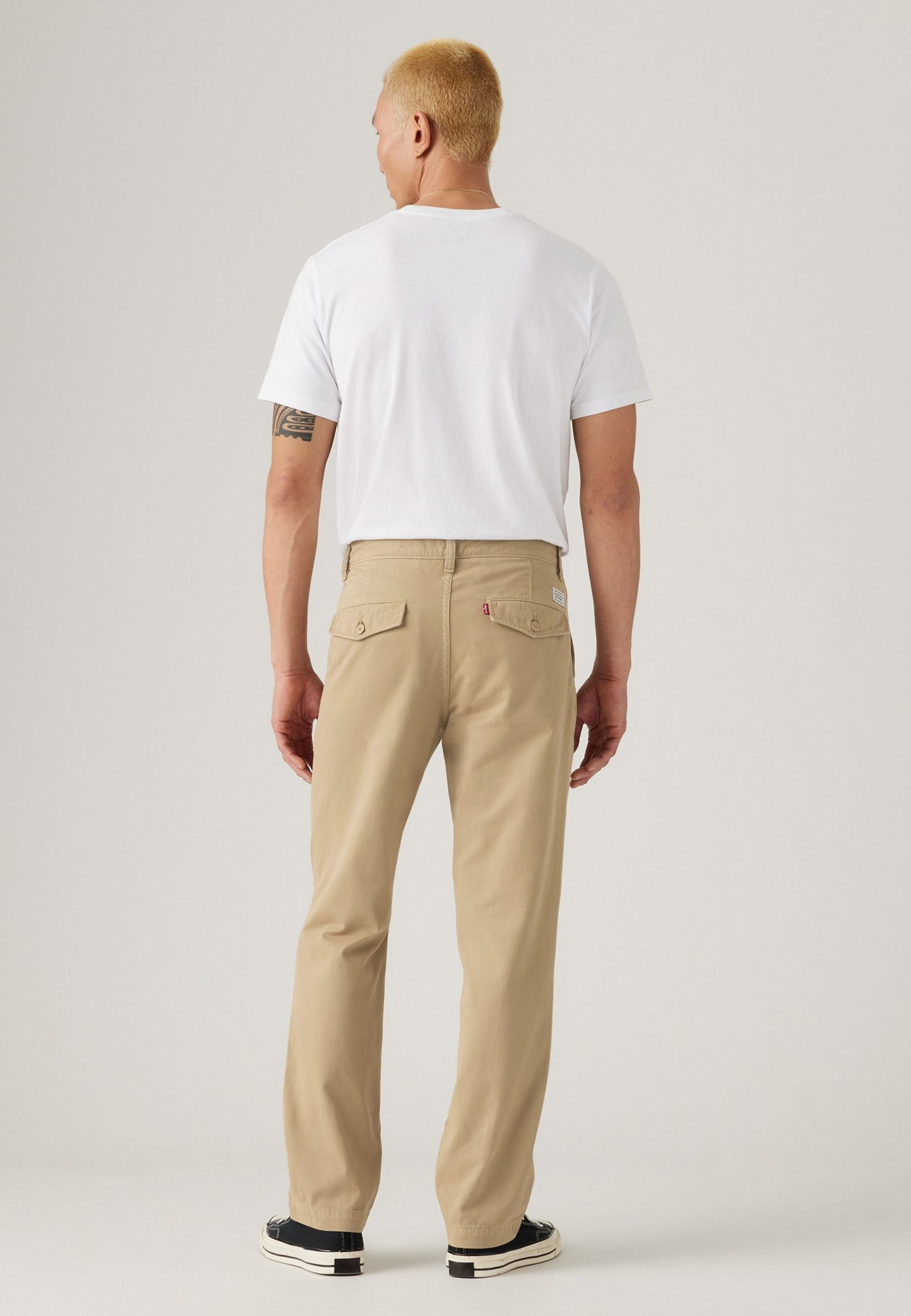 Levi's® AUTHENTIC - Pantaloni chino - kaki nisipos