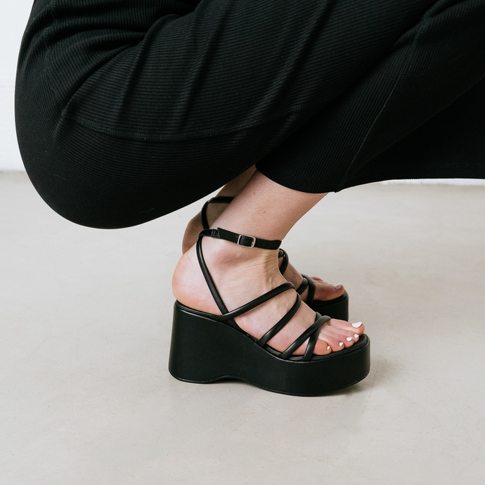 Sandales à brides et à plateformes  en cuir noir