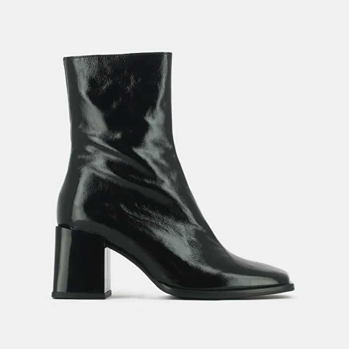 Boots à talons décrochés et bouts carrés  en cuir vernis plissé noir