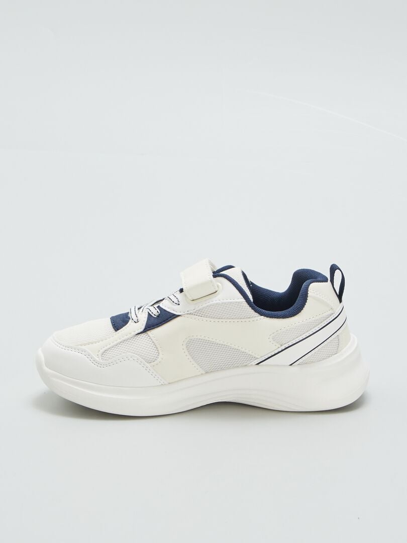 Tênis estilo corrida com solado grosso - BRANCO