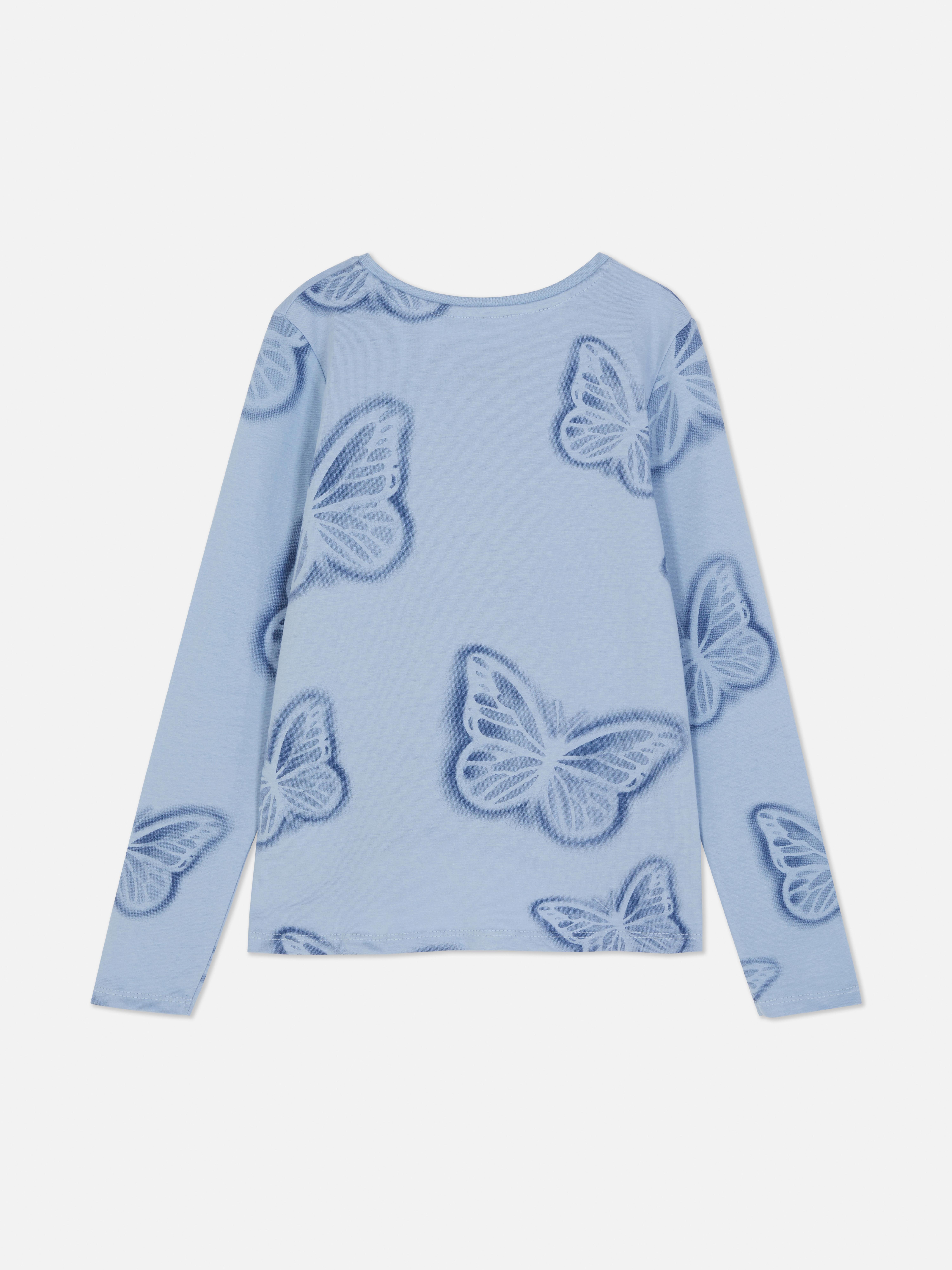 Langärmeliges T-Shirt mit Aufdruck Ein langärmeliges T-Shirt mit einem vollflächigen Grafikdruck