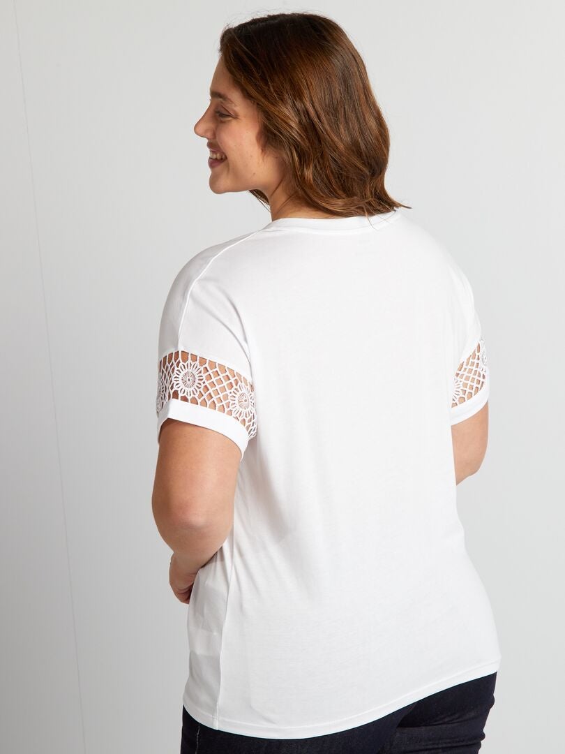 T-shirt met V-hals en geperforeerde mouwen - wit