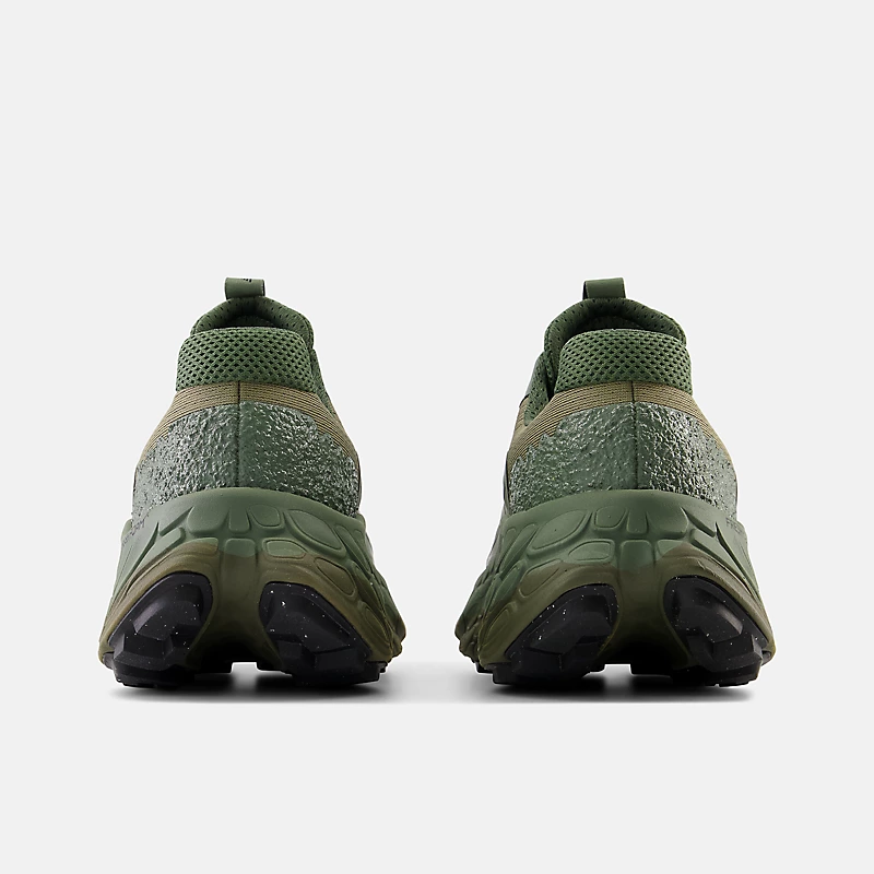 Tênis Masculino New Balance Fresh Foam More Trail v3 – Verde Escuro com Detalhes em Verde Oliva e Preto