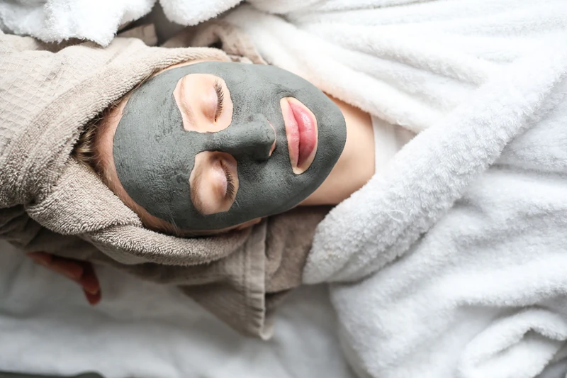 Máscara facial Almara Soap Face com carvão ativado e urtiga para pele oleosa e problemática.