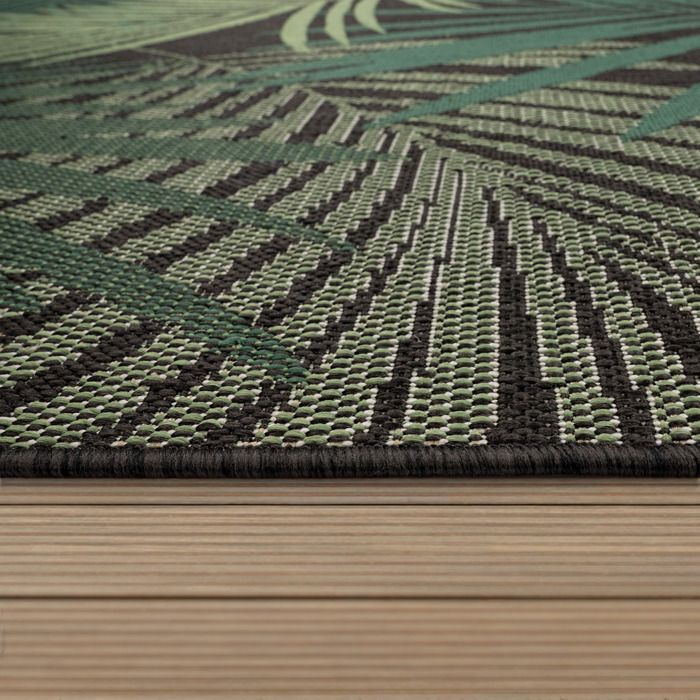 Tapete Paco Home para área externa, ideal para pátio, sala de estar e cozinha. Estampa floral boho com palmeiras, nas cores verde e preto. Dimensões: 240 x 340 cm.
