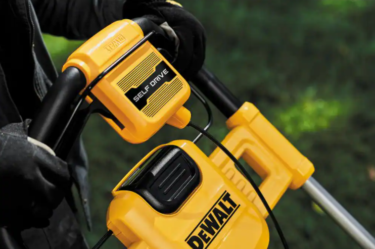Cortador de grama autopropelido sem fio DEWALT MAX de 21,5 polegadas e 20V com bateria de íon de lítio.