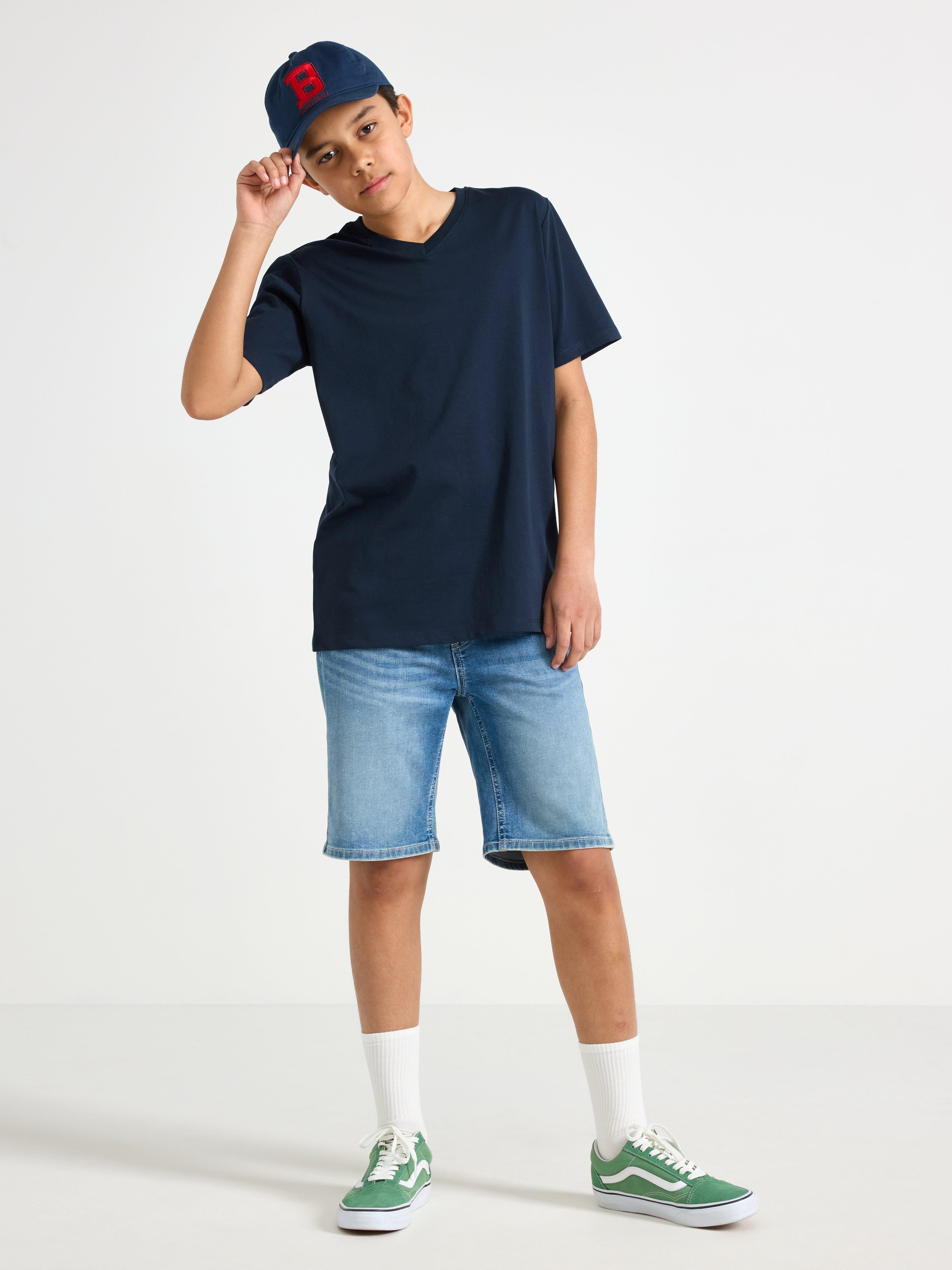 Camiseta con cuello en V, color azul marino oscuro.