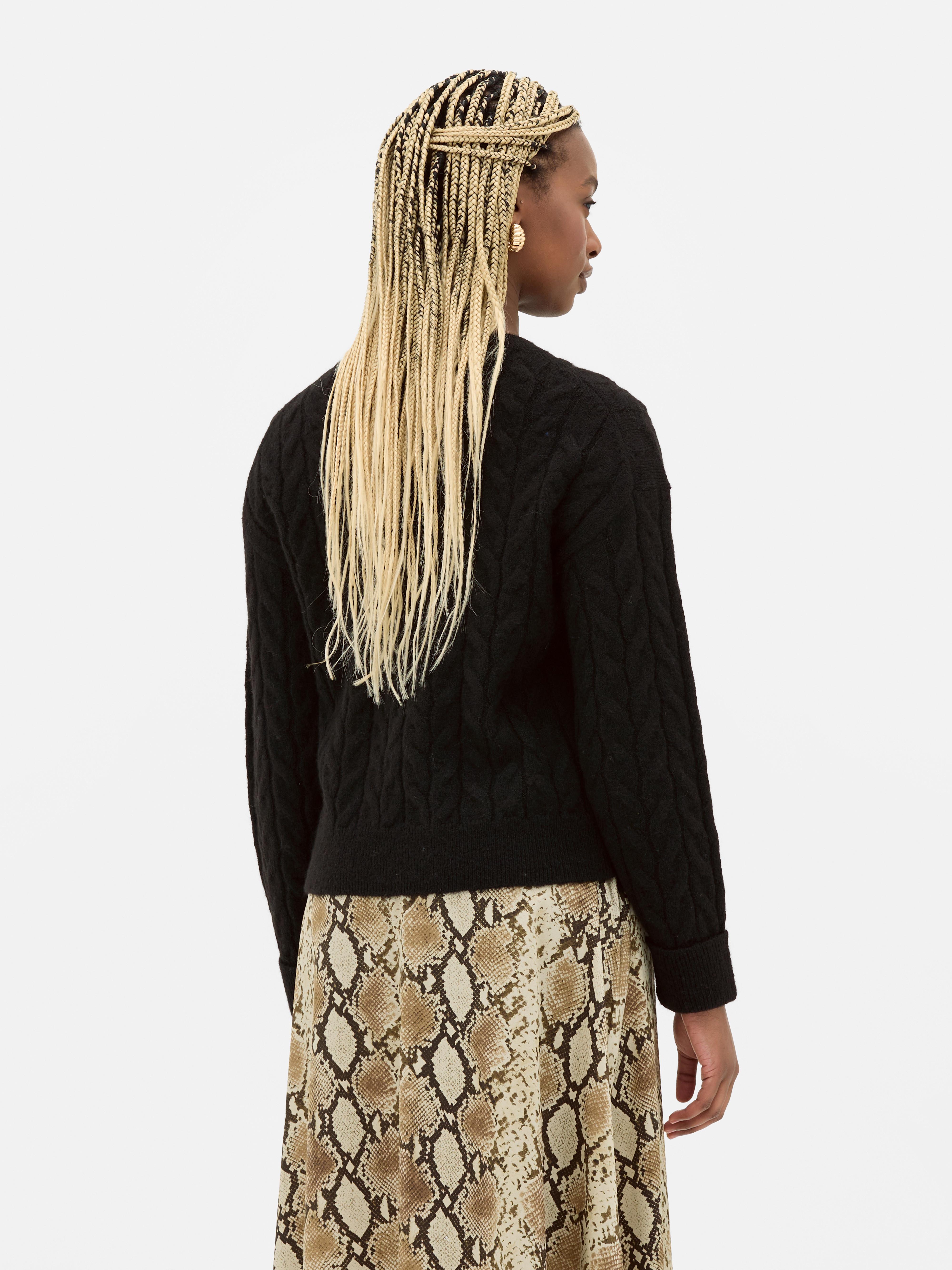 Zopfstrickpullover Ein Zopfstrickpullover mit Rundhalsausschnitt und klassischer Passform