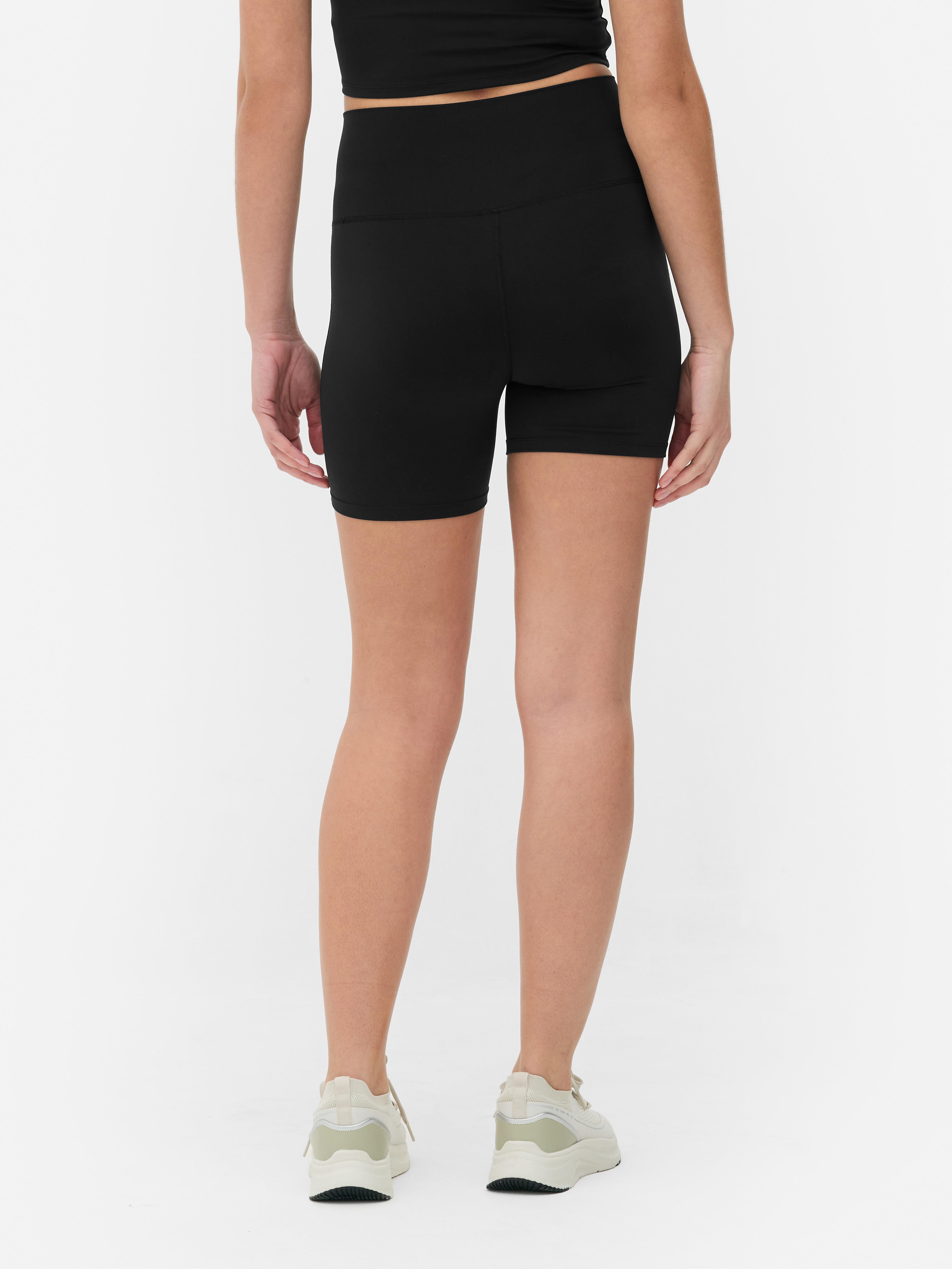 Pantaloncini sportivi morbidissimi. Questi pantaloncini morbidissimi sono ideali da indossare durante gli allenamenti.
